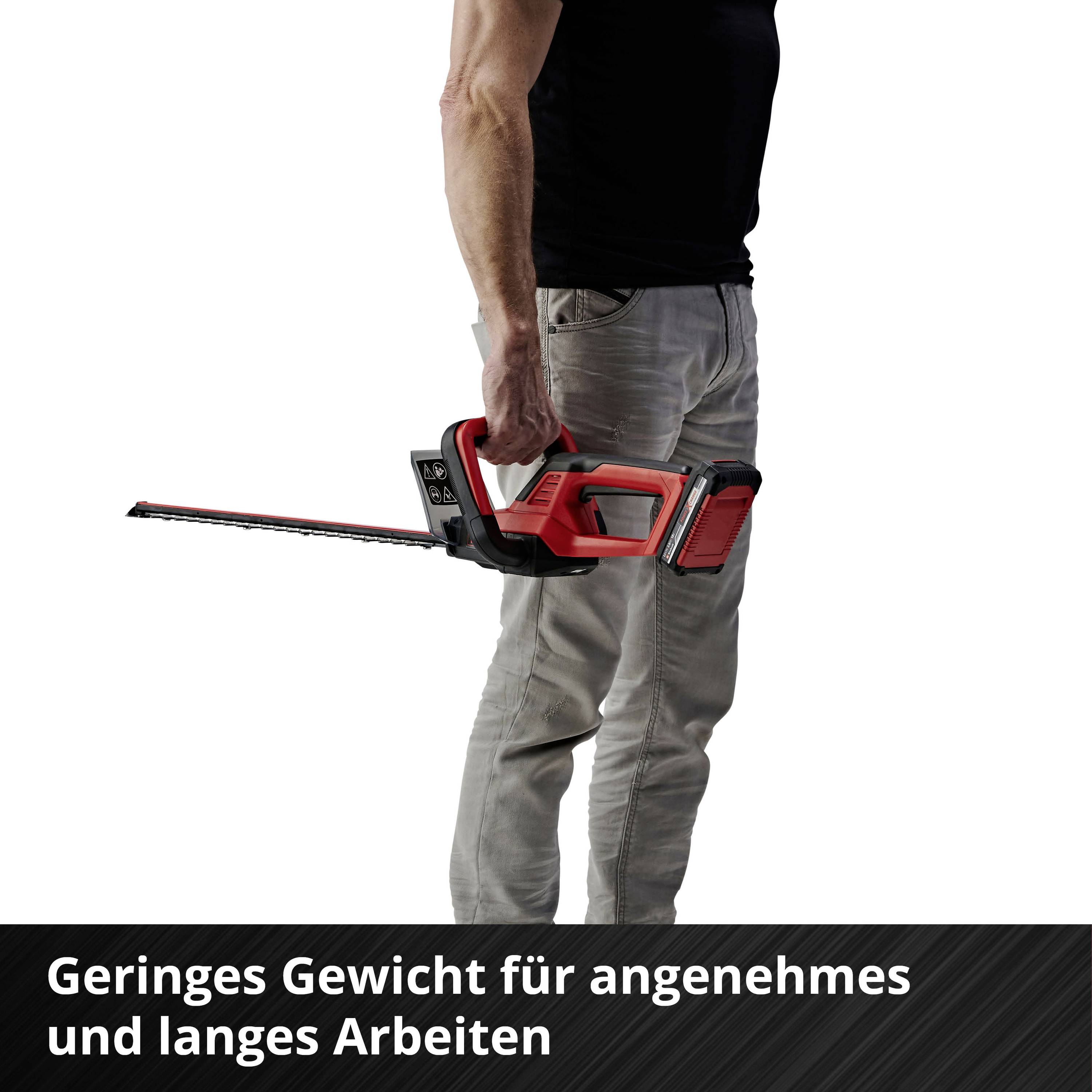Person hält eine motorbetriebene Heckenschere in der Hand. Text unten: 'Geringes Gewicht für angenehmes und langes Arbeiten'.