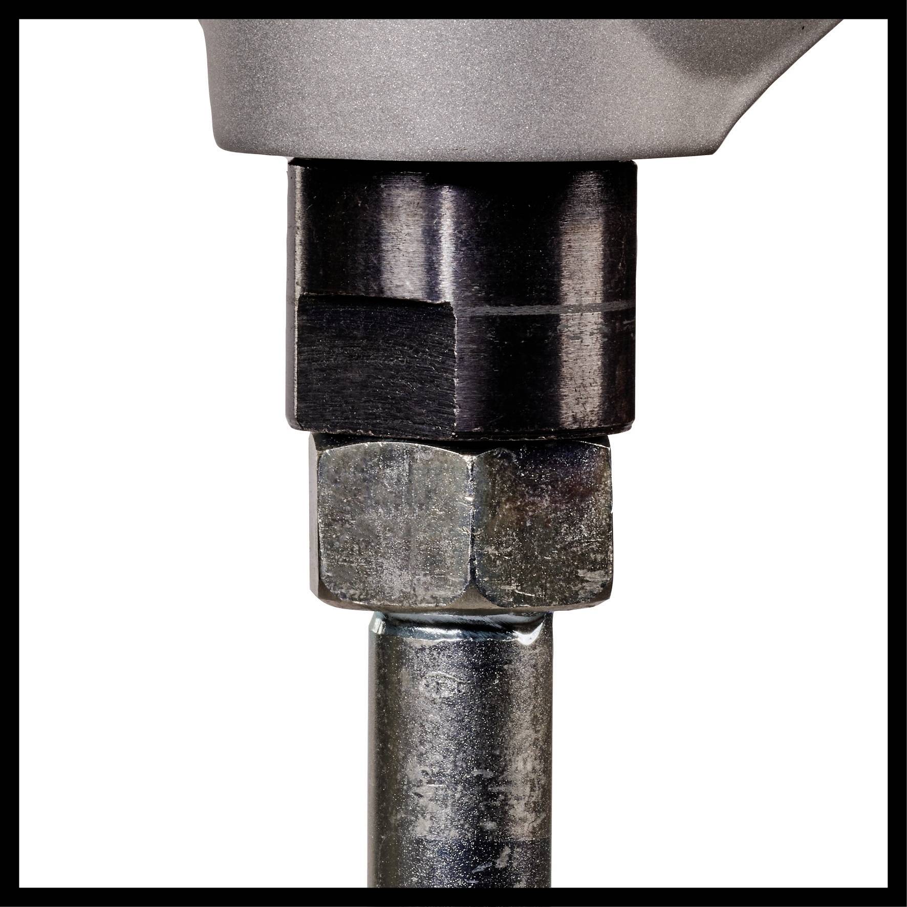 Nahaufnahme einer Metallverbindung bestehend aus einer glänzenden Schraube und einer dunklen Mutter.