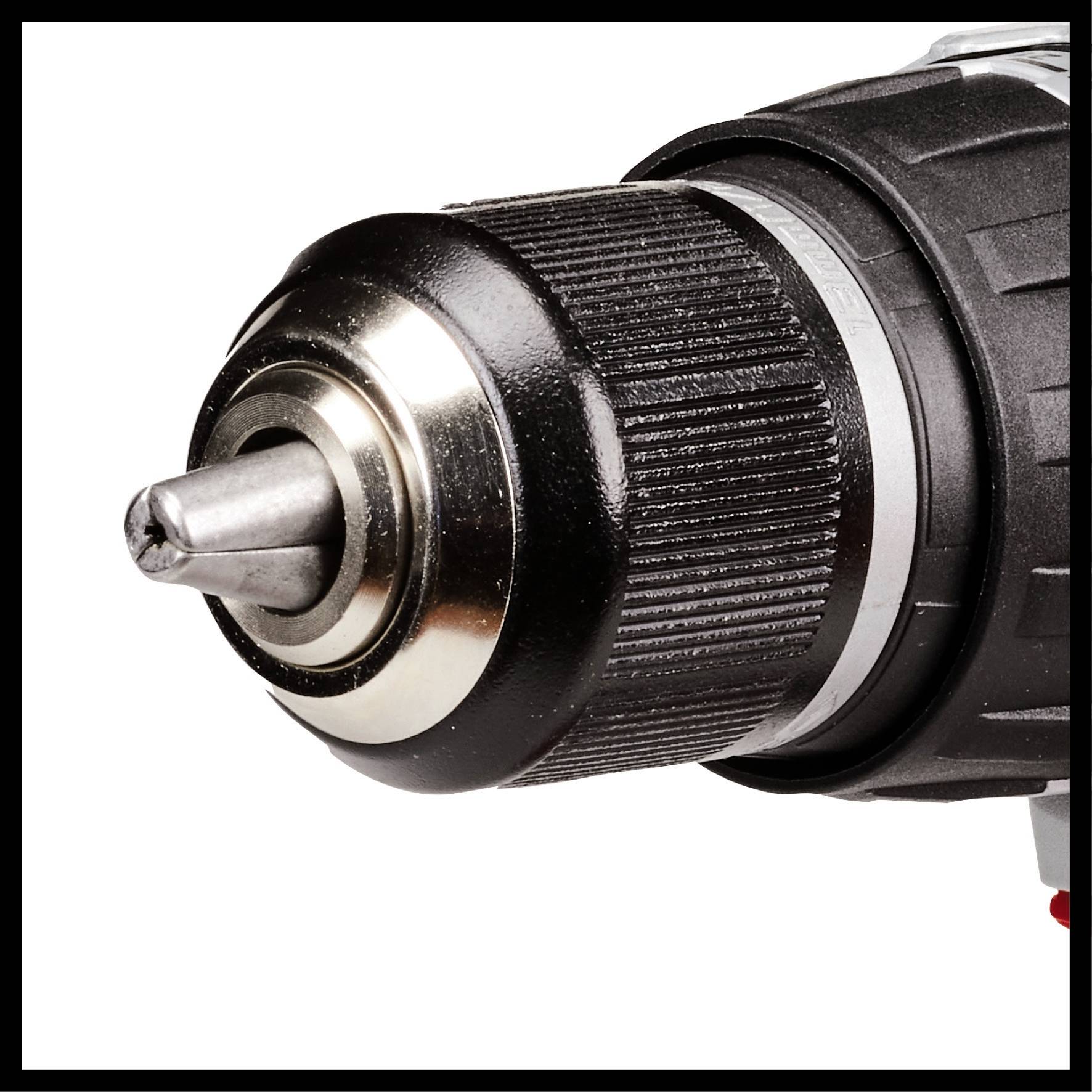 Nahaufnahme eines schwarzen und silbernen Bohrmaschinenkopfes mit Bohrer, der einsatzbereit ist.