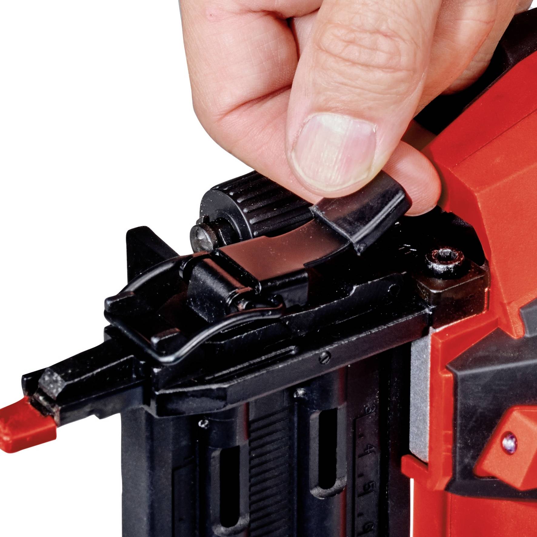 Eine Hand betätigt einen Hebel an einem Nagelgerät, um den Lademechanismus zu öffnen.