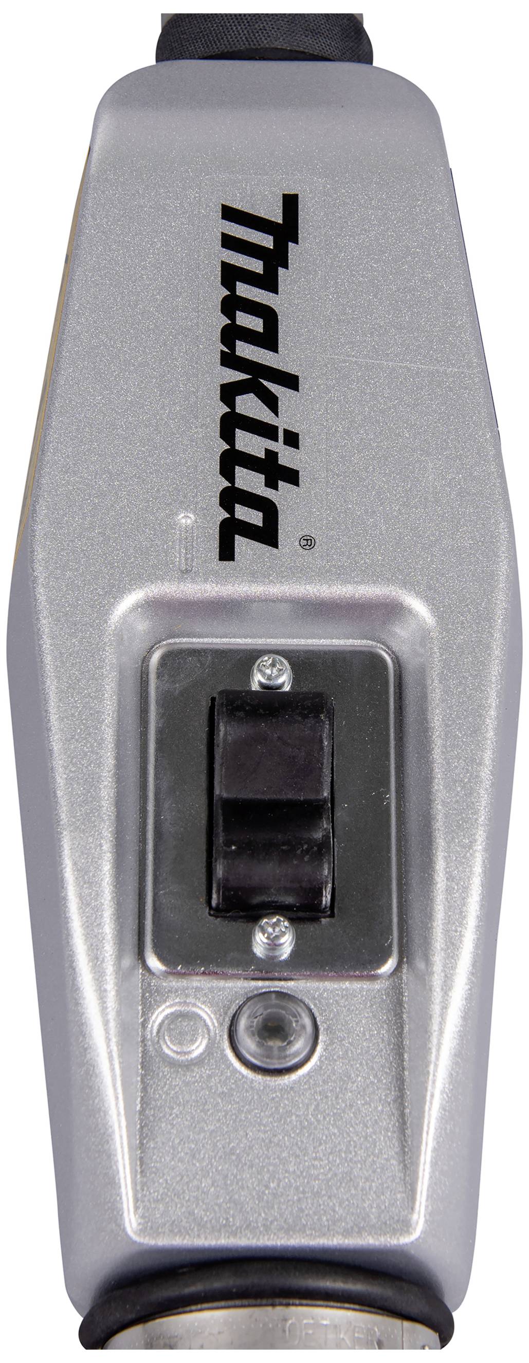 Silbernes Elektrowerkzeug mit schwarzem Schalter und aufgedrucktem 'Makita'-Logo auf der Vorderseite.