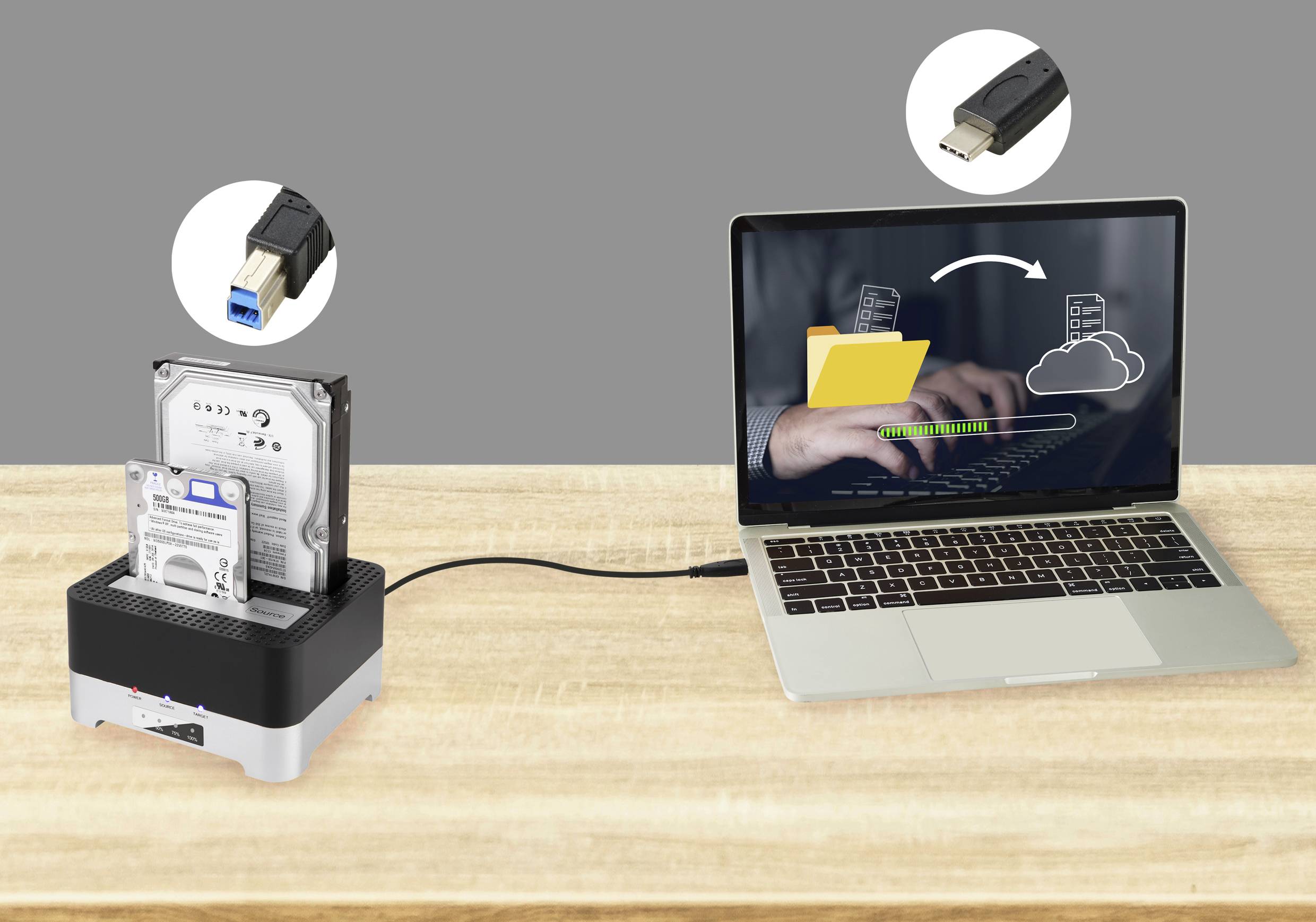 Externe Festplatte und Dockingstation mit USB angeschlossen an Laptop. Bildschirm zeigt Datenübertragung von Ordner zur Cloud.