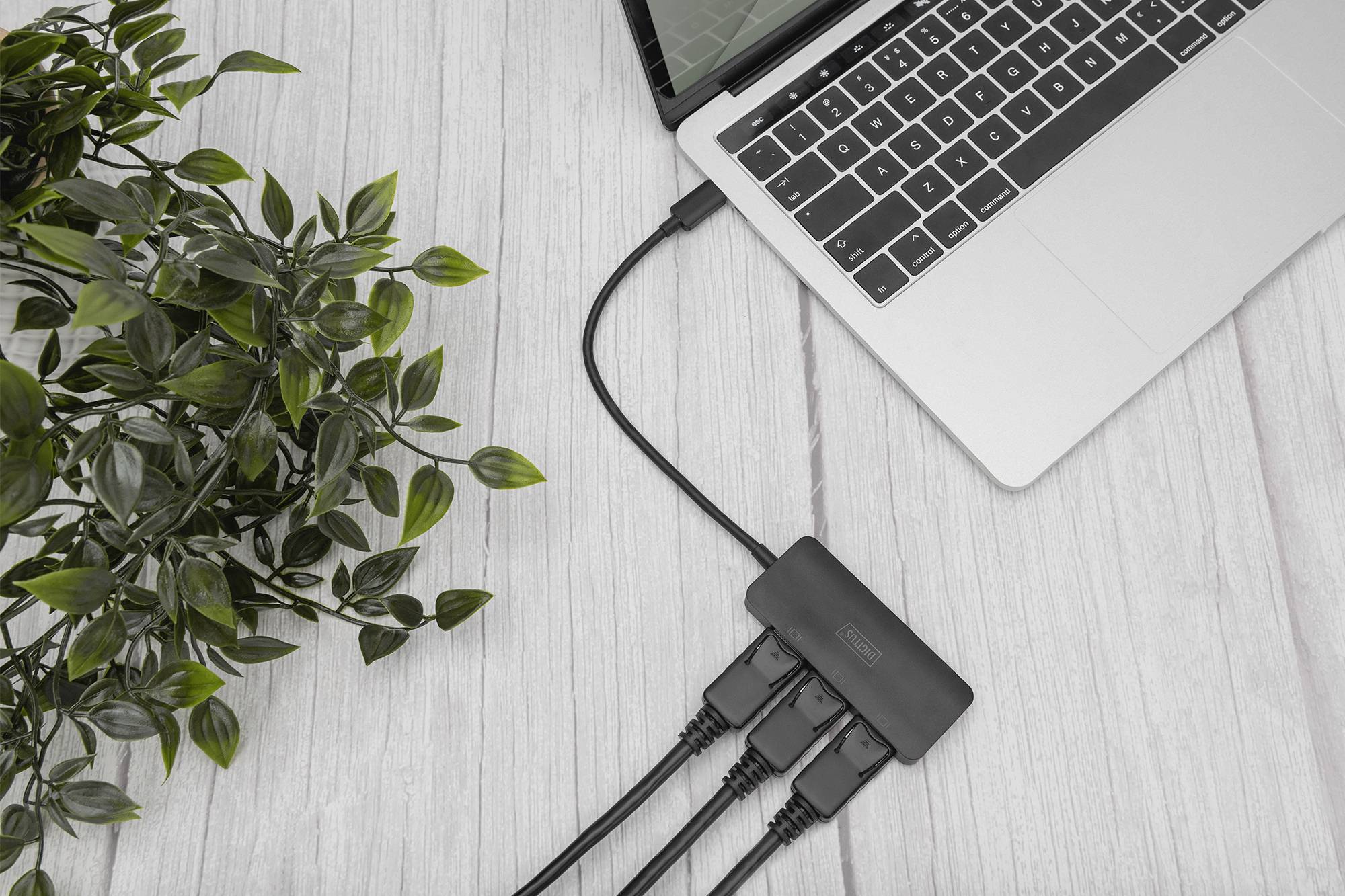 Digitus DS-45334 DisplayPort / USB-C® Adapter [1x USB-C® - 3x DisplayPort Buchse] Schwarz 4K UHD, ohne Ladebuchse