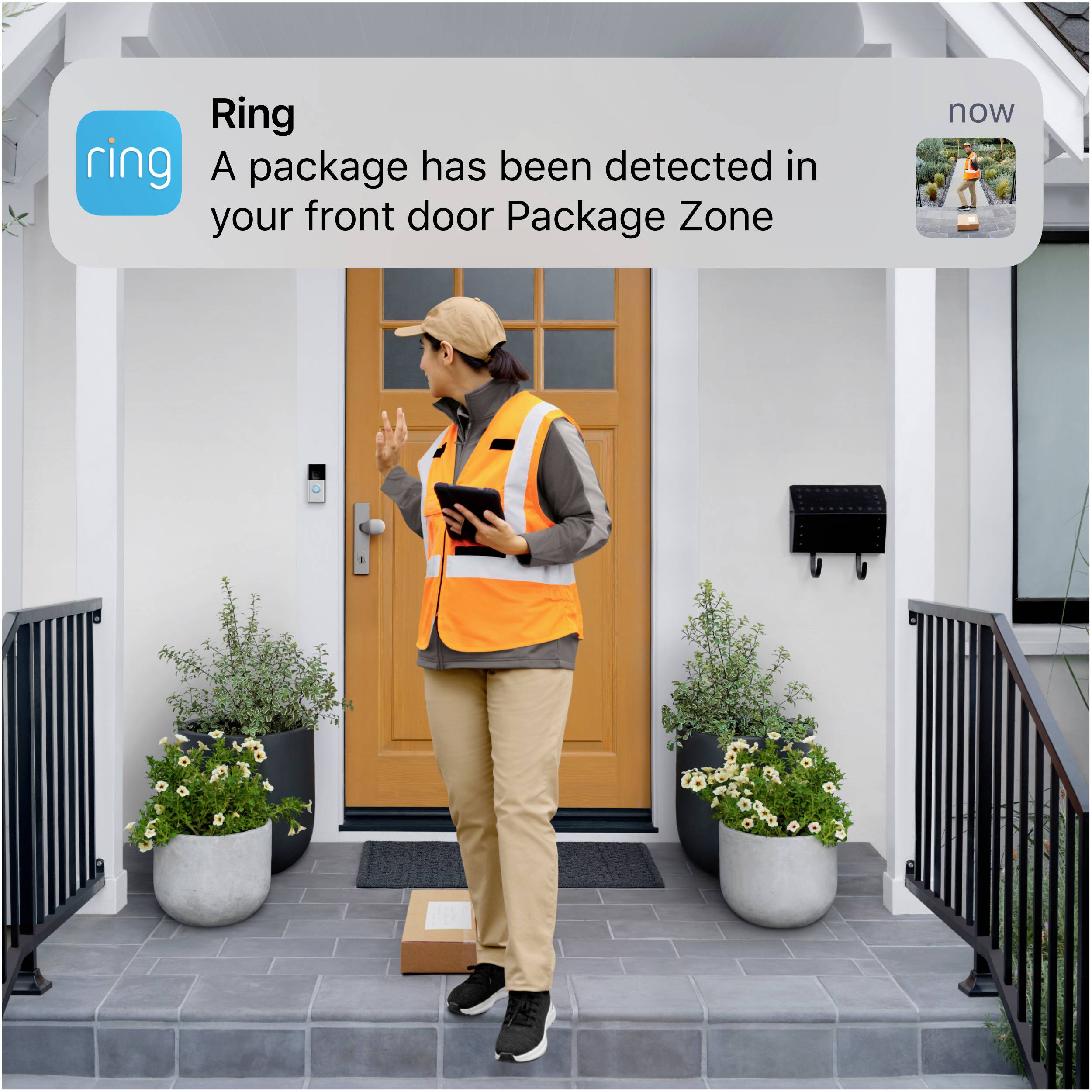 Ein Lieferbote legt ein Paket vor eine Haustür. Eine Smartphone-Benachrichtigung meldet die Paketablieferung im Eingangsbereich.