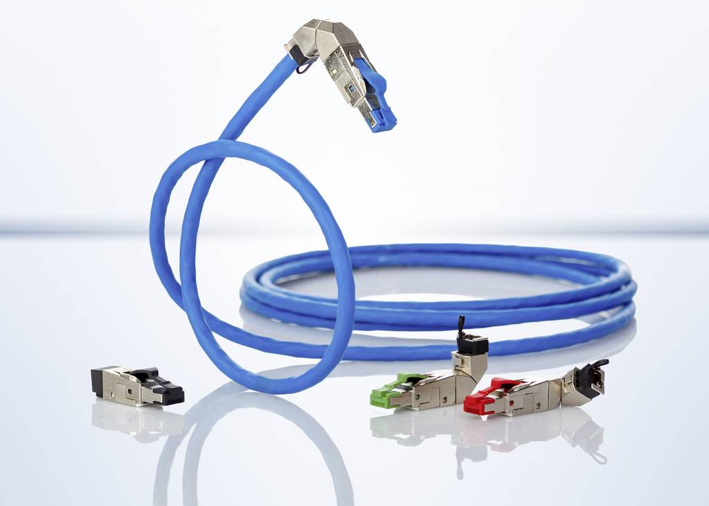 Ein blaues Netzwerkkabel mit Metallstecker liegt auf einem reflektierenden Untergrund, daneben mehrere farbige Steckeradapter.