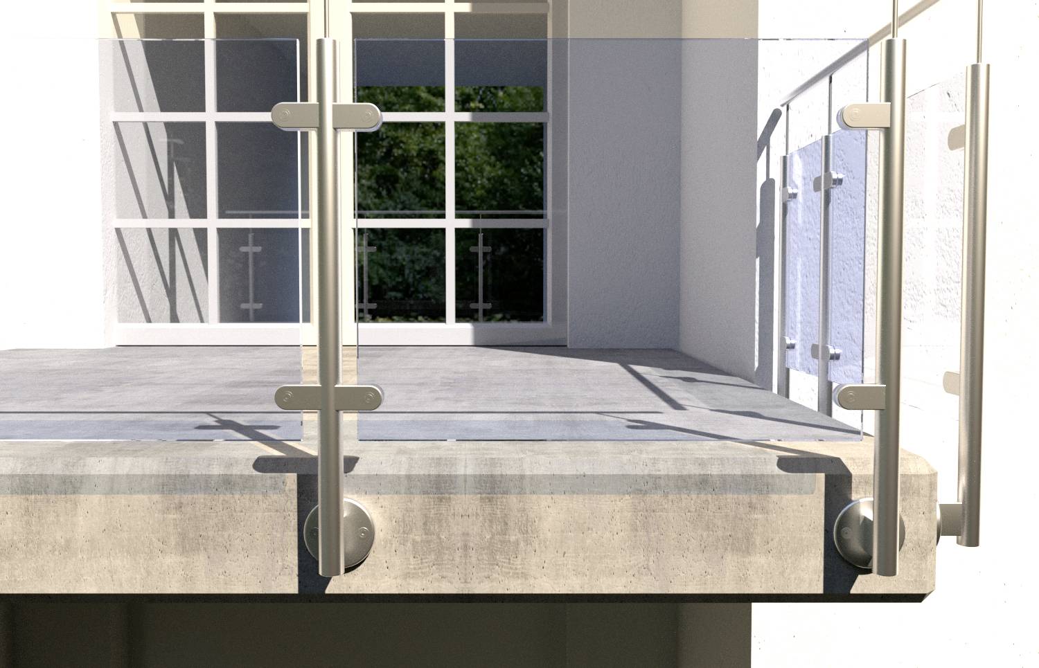 Ein geräumiger Balkon mit Glasgeländer und Metallpfosten, der bei Sonnenlicht beleuchtet ist, mit einem großen Fenster im Hintergrund.