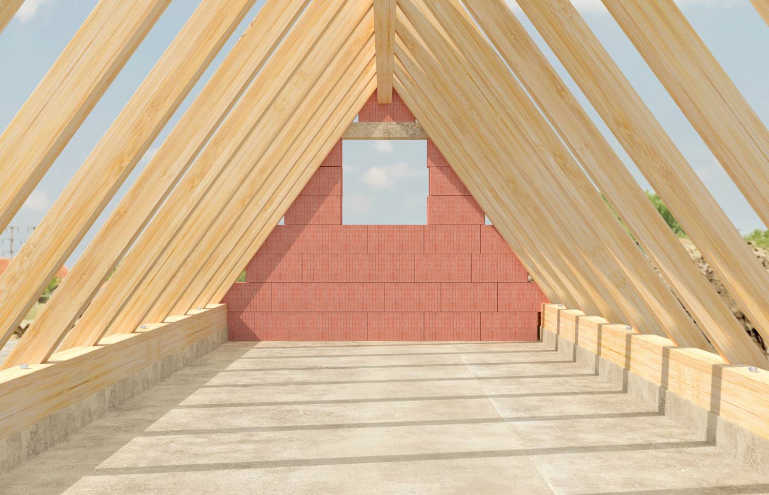 Dachstuhl eines Hauses im Bau, aus Holz, mit offenem Giebel und roter Ziegelwand im Hintergrund, klarer Himmel darüber.