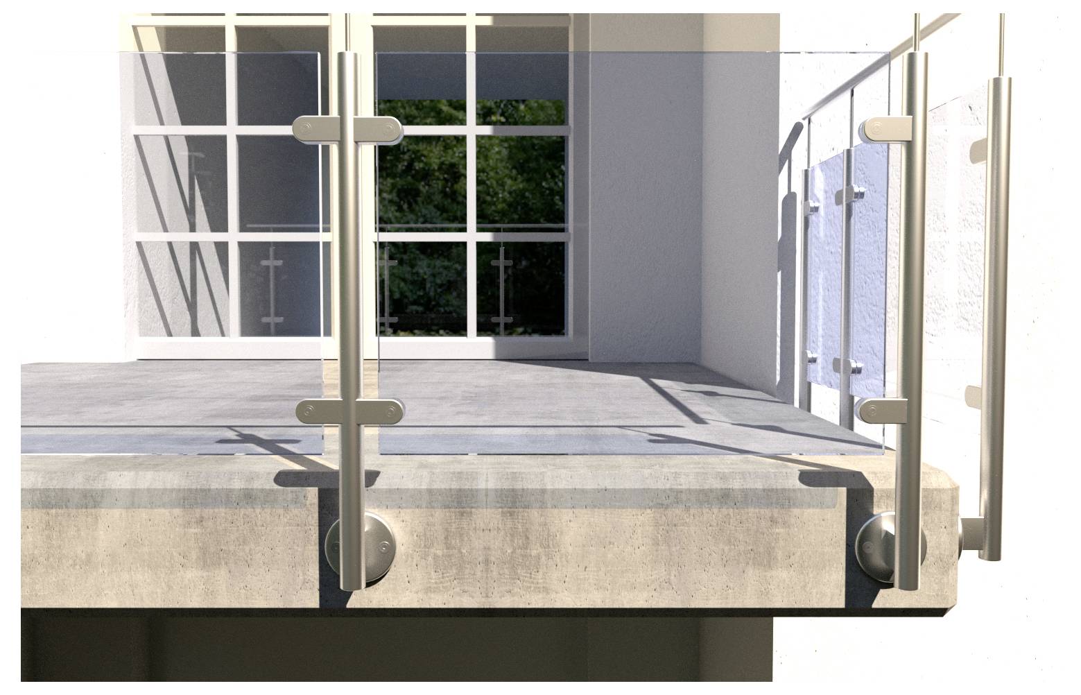 Ein Glasgeländer mit Metallstützen auf einem Betonbalkon, mit Blick auf ein modernes Gebäude mit großen quadratischen Fenstern.