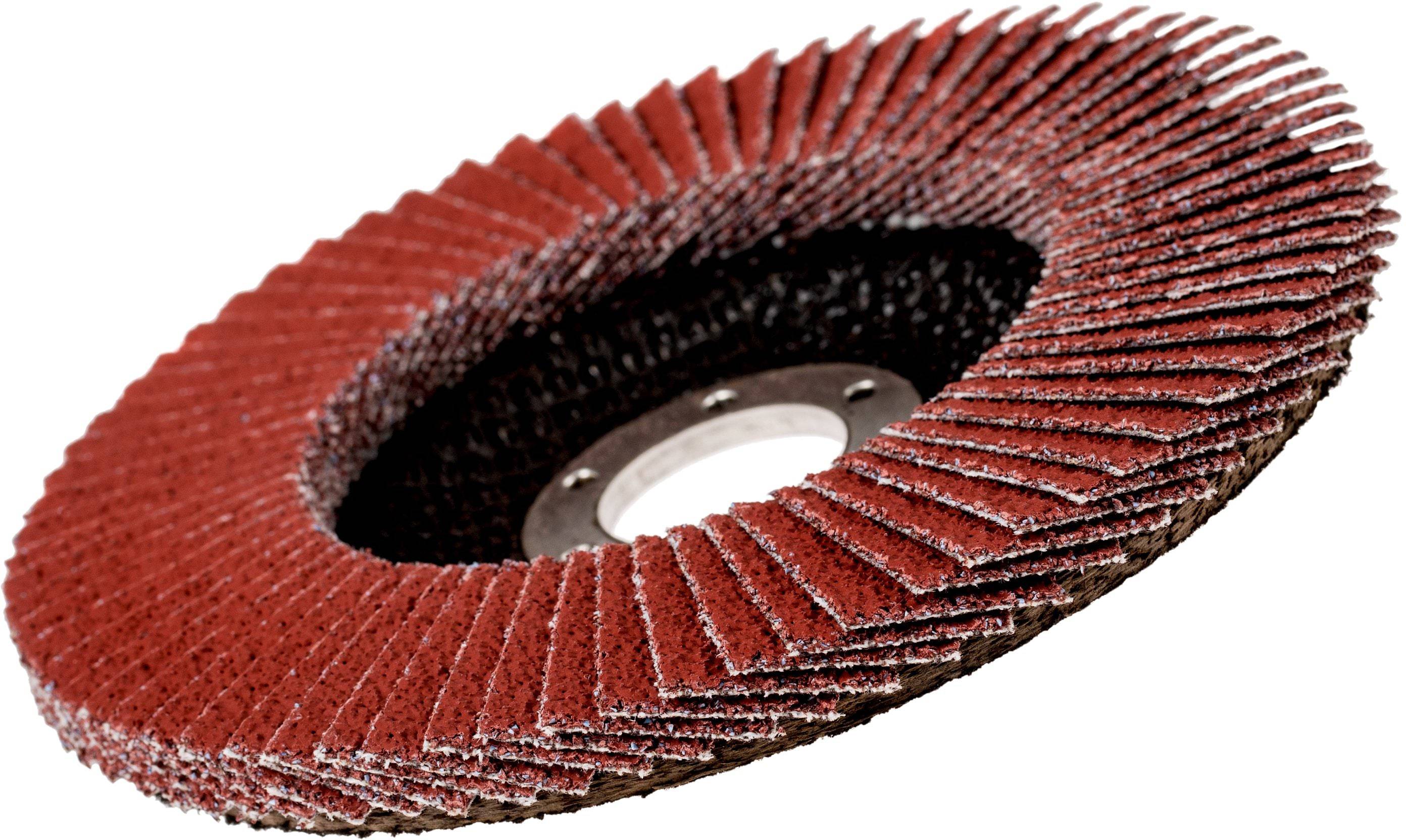 Eine Schleifscheibe mit radial angeordneten, roten Schleiflamellen, die für das Bearbeiten von Metalloberflächen verwendet wird.