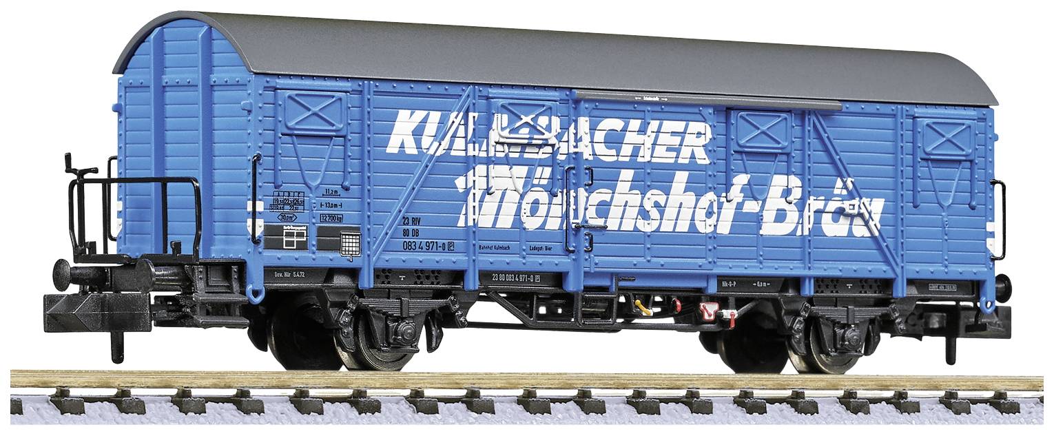 Blauer Güterwaggon auf Gleis mit der Aufschrift 'Kulmbacher Mönchshof Bräu'.