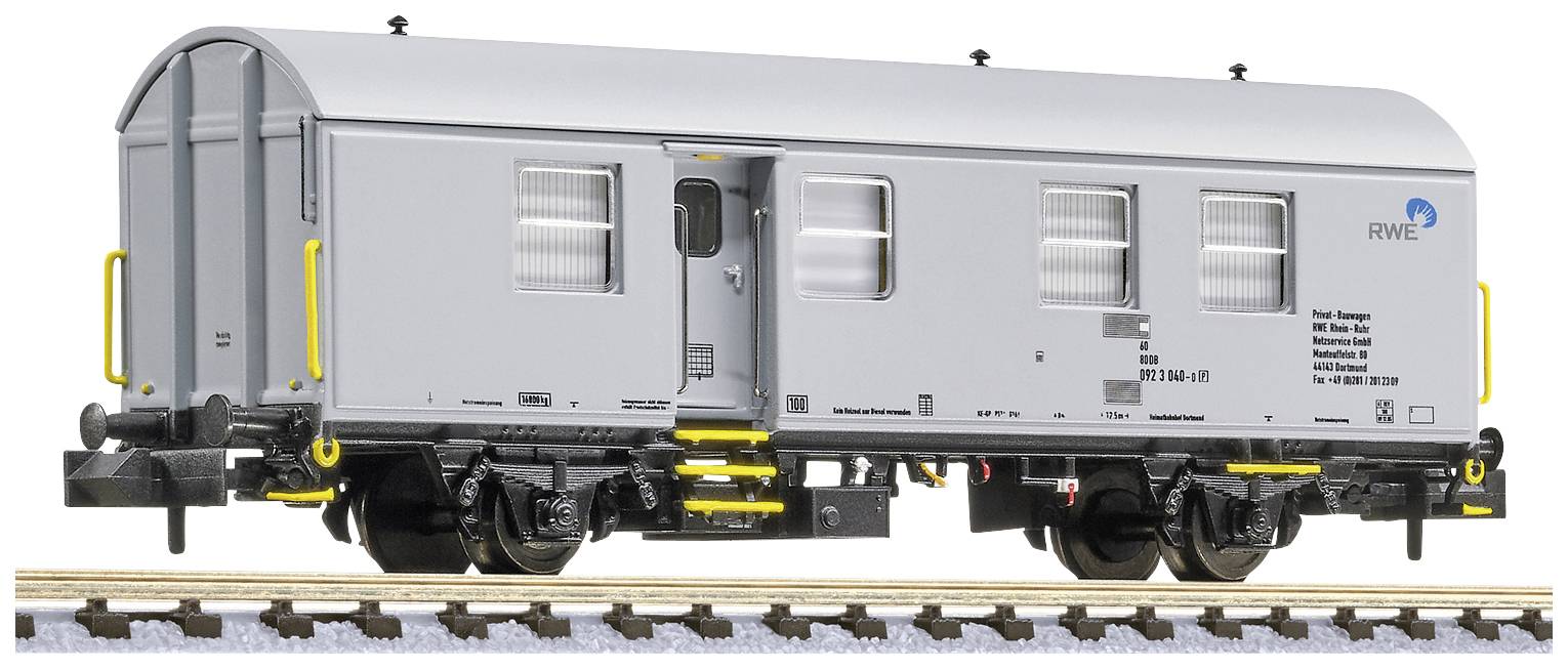 Grau gestrichener Eisenbahnwagen mit RWE-Logo, sitzt auf Schienen. Der Wagen hat Fenster und Türen, gelbe Details auf der Leiter.