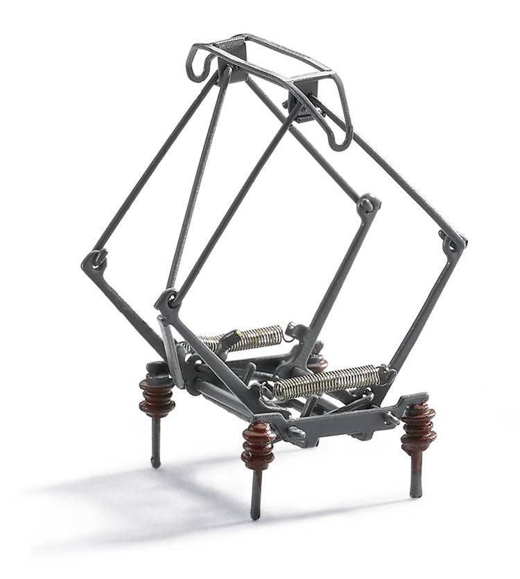 Eine Miniaturskulptur aus Metall, bestehend aus dünnen Stangen und Federn, die miteinander verbunden sind und ein geometrisches, offenes Design bilden.