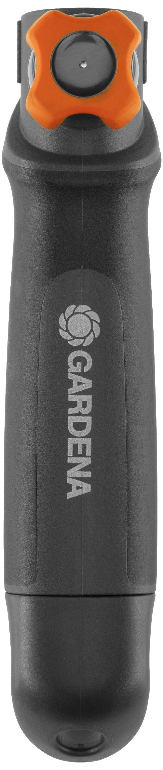 Ein schwarzer Gardena Gartenschlauch-Sprühgriff mit orangefarbenem Verstellknopf oben, gezeigtes Logo in der Mitte des Griffs.