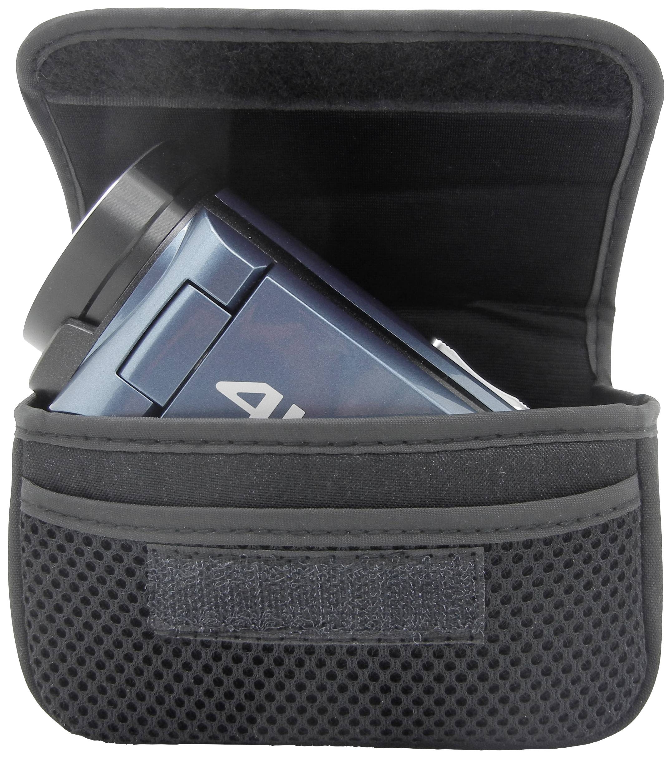 Eine blaue Digitalkamera steckt in einer offenen schwarzen Kameratasche. Die Tasche hat eine Netzstofftasche auf der Vorderseite.
