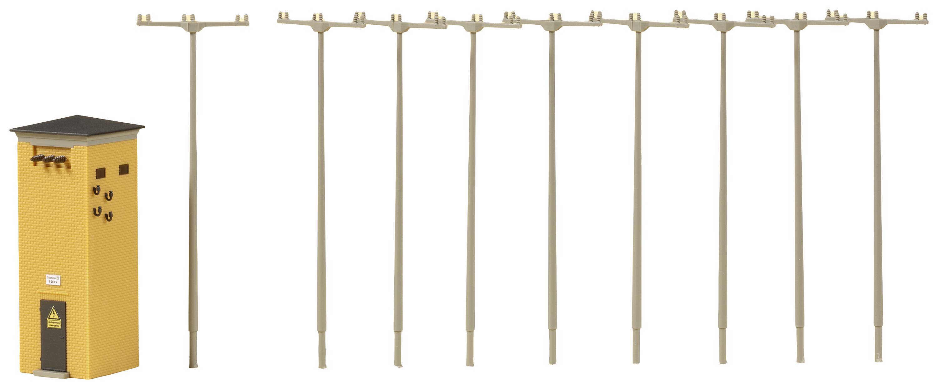 Acht beige Masten stehen in einer Reihe neben einem gelben Gebäude mit schwarzen Details und einer Tür, das wie ein Trafohaus aussieht.