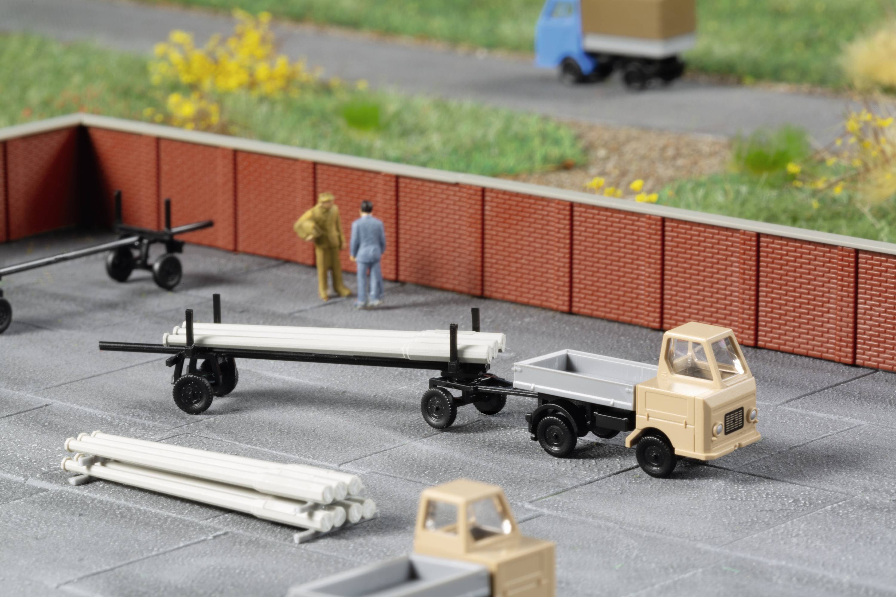 Auhagen 44658 N LKW Modell Multicar M22 Pritsche mit Langmaterialanhänger