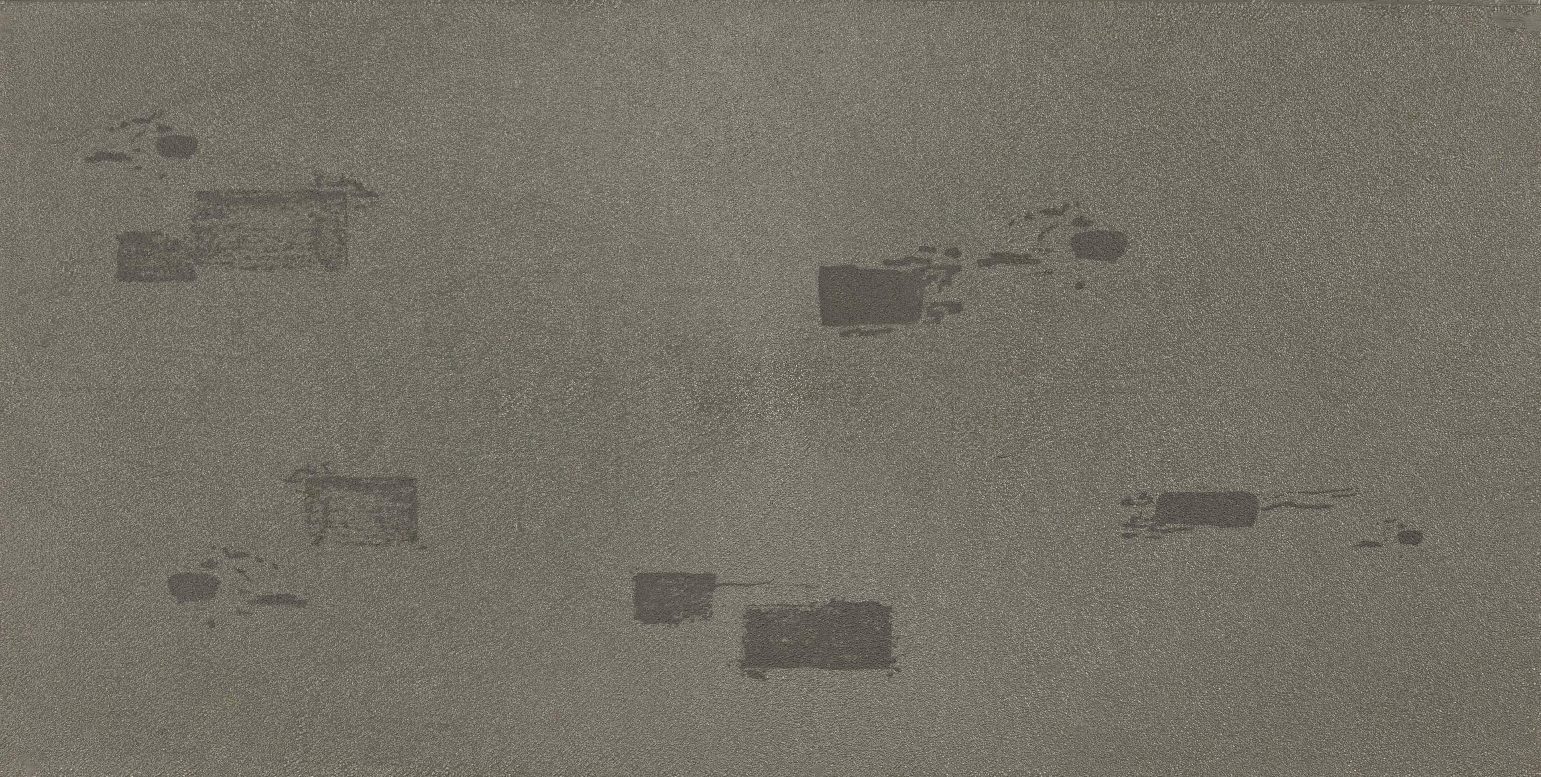 Graues Kunstwerk mit schwarzen, rechteckigen Formen und verstreuten Flecken. Minimalistische Komposition ohne erkennbaren Gegenstand.