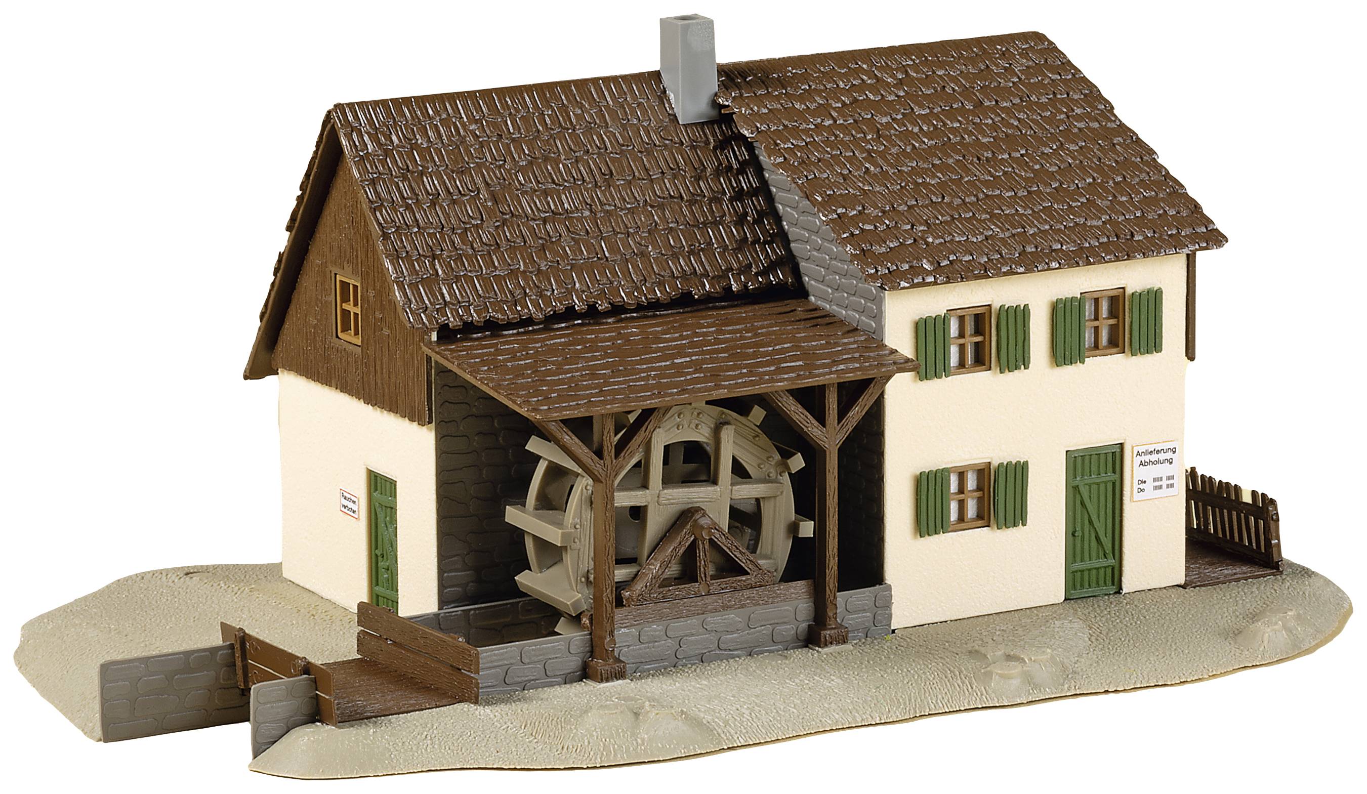 Modell eines traditionellen Hauses mit Wasserrad. Gebäudedetail mit Schornstein und grünen Fensterläden. Haus auf einem kleinen Sockel.