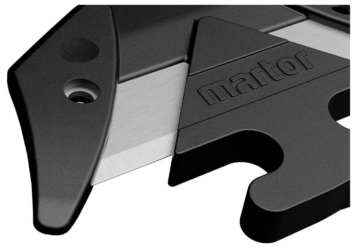 Nahaufnahme eines schwarzen Sicherheitsmessers mit sichtbarer Klinge und dem eingeprägten Wort 'martor' auf dem Gehäuse.