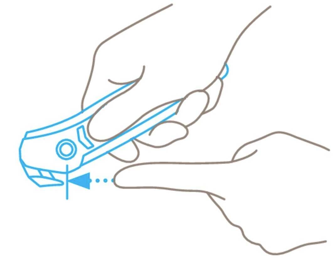 Eine Hand hält ein Sicherheitsmesser, die andere zeigt darauf. Es illustriert, wie man sicher ein Messer hält, um Verletzungen zu vermeiden.