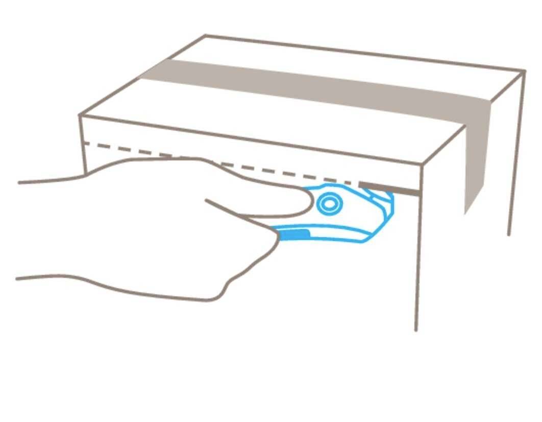 Eine Hand mit einem Cutter wird gezeigt, der die Oberseite eines verschlossenen Kartons öffnet.
