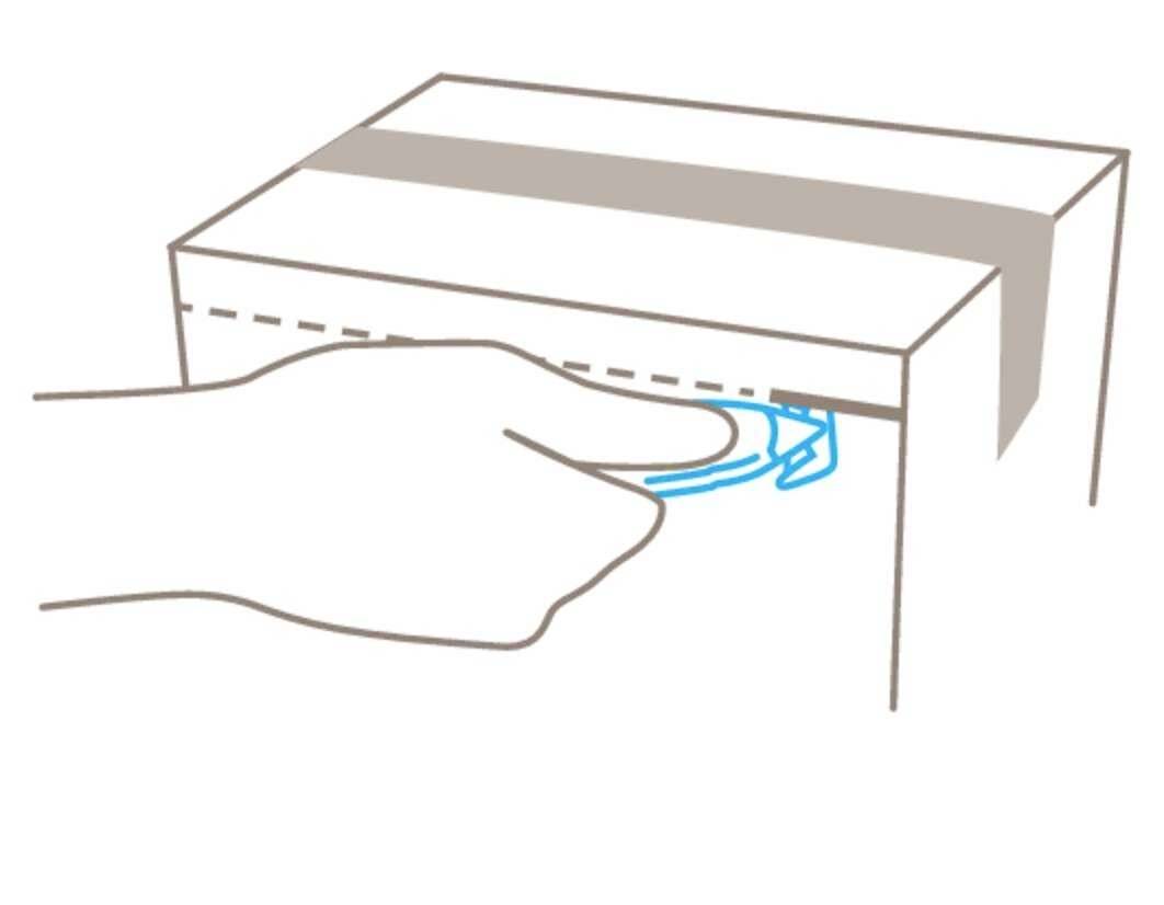 Eine Hand zieht einen blauen Packriemen aus einem Karton.