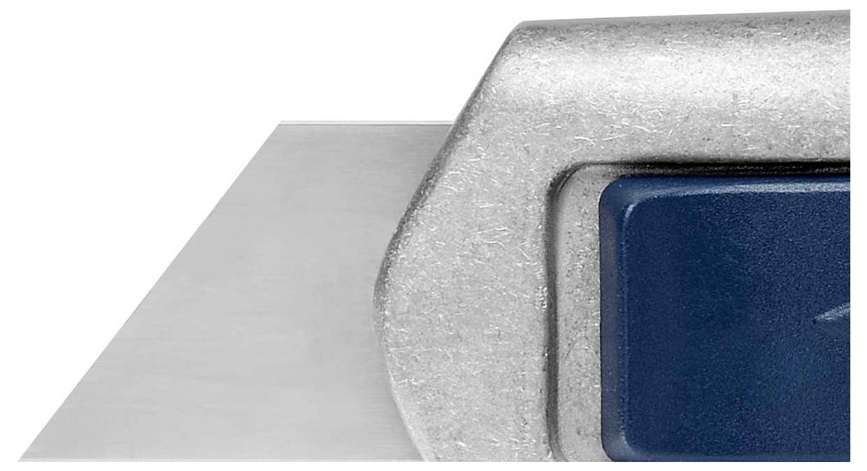 Nahaufnahme eines Teppichmessers mit blauer Klinge und silbernem Griff, Teil eines Schneidwerkzeugs.