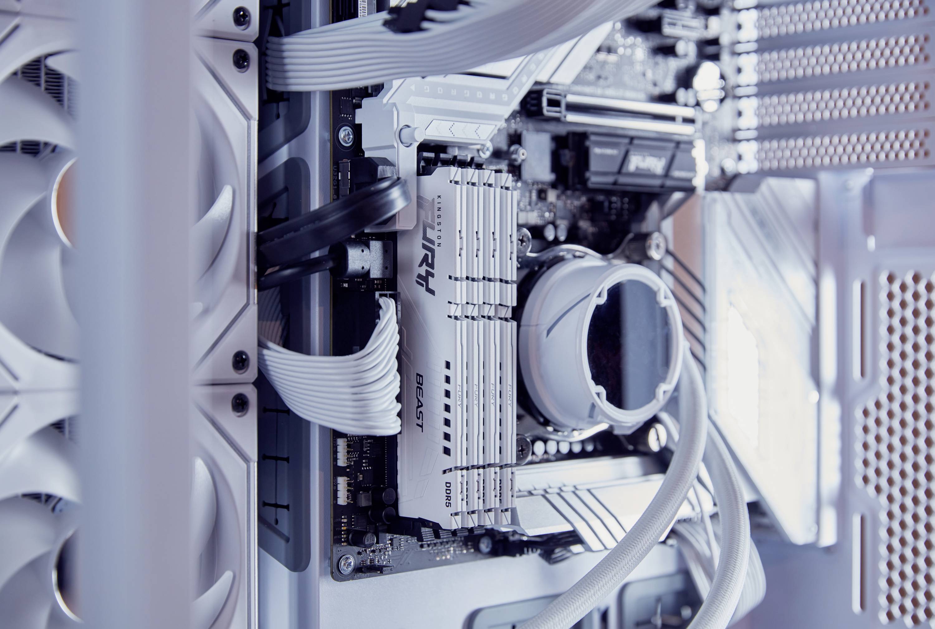 Ein Computerinnenleben mit Kühlventilatoren und RAM-Modulen. Hauptfokus liegt auf der Hardwarestruktur und dem Kühlsystem.