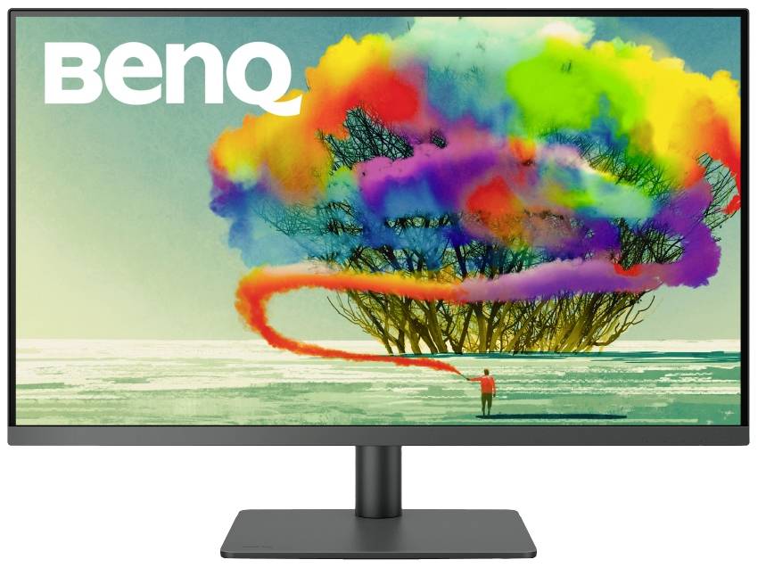 Ein farbenfrohes Bild eines Baumes mit bunten Wolken, dargestellt auf einem BenQ-Monitor. Ein kleiner Mensch steht daneben.