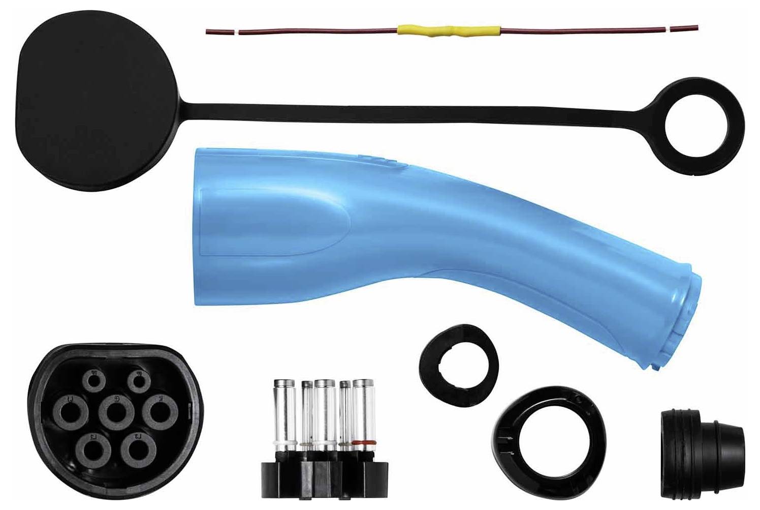 Einzelteile eines Elektroauto-Ladesteckers: schwarzer Ring, blaue Kabelabdeckung, Steckerplatte mit sieben Anschlüssen, Kupferkabel.