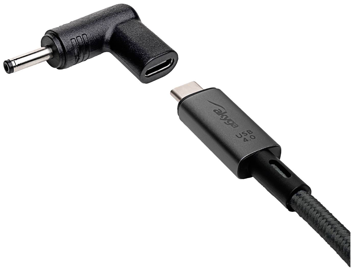 'Ein USB-C-auf-DC-Ladeadapter mit Winkelstecker aus schwarzem Material. Der USB-C-Stecker ist markiert mit 