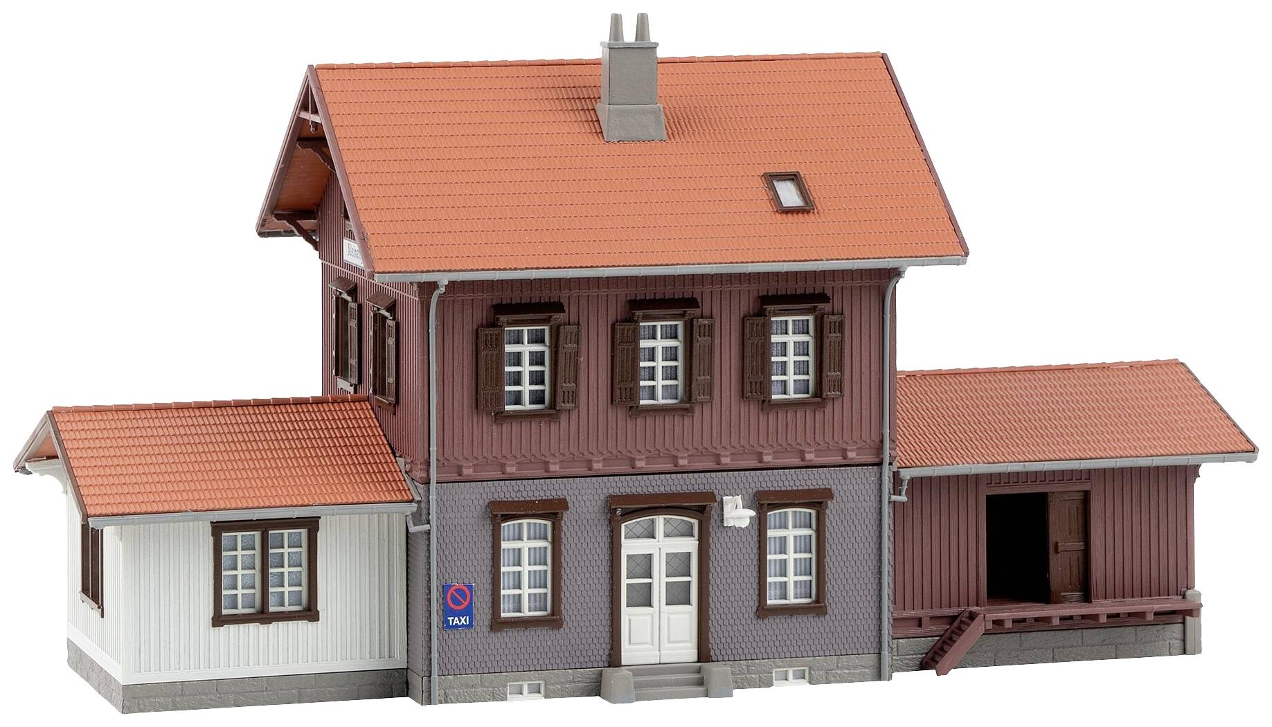 Ein Modellhaus mit orangem Dach, heller Fassade und braunen Fensterläden. Links Anbau, rechts Anbau mit offenem Eingang.