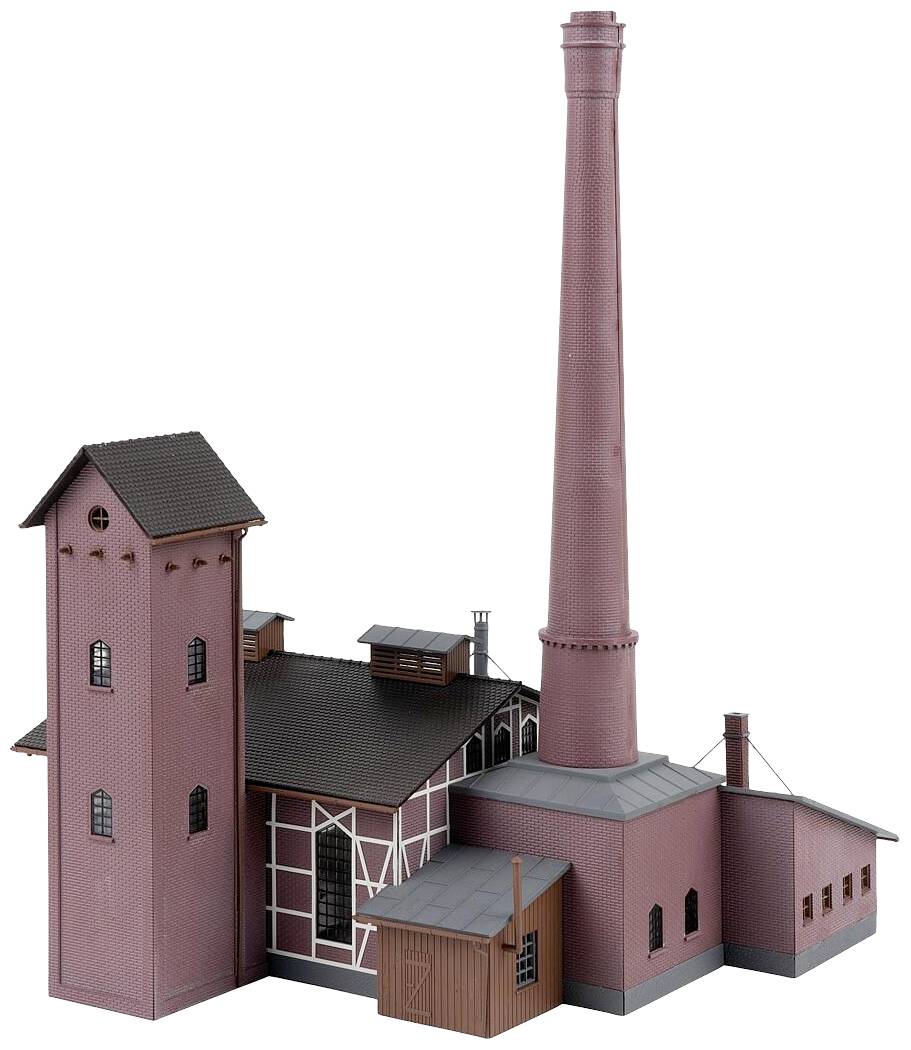 Ein Modell einer alten Fabrik mit hohem Schornstein, Nebengebäuden und Ziegelwänden, repräsentiert industrielle Architektur.