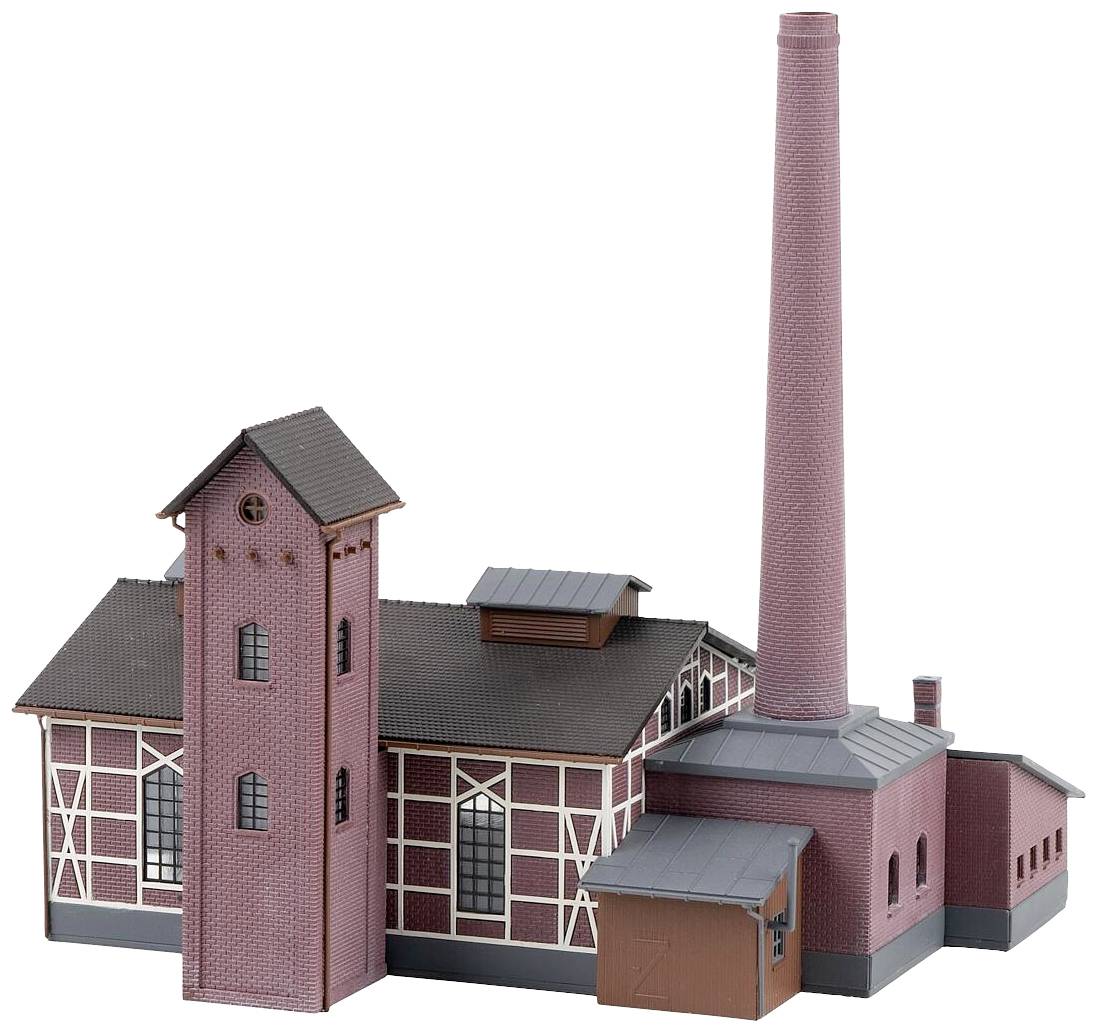 Ein Modell einer Industrieanlage mit rotem Backsteingebäude, hohem Schornstein und einem Turm. Typische Architektur des frühen 20. Jahrhunderts.
