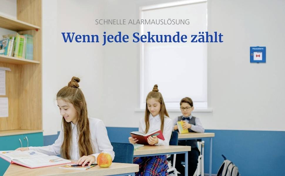 Drei Schüler sitzen an Schreibtischen in einem Klassenzimmer und lesen Bücher. Der deutsche Text lautet 