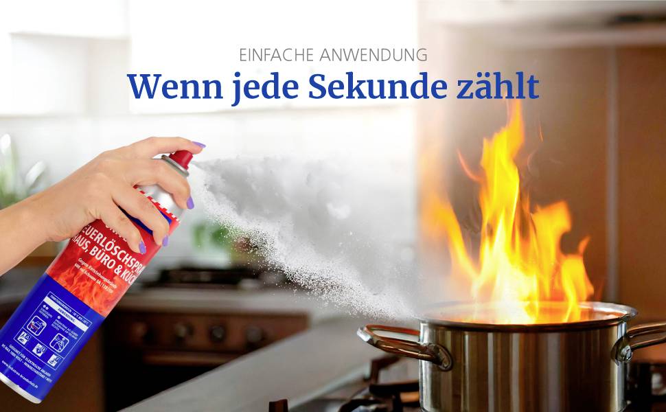 Eine Hand sprüht einen Feuerlöscher auf ein Herdfeuer in einer Küche, mit deutschem Text 'EINFACHE ANWENDUNG. Wenn jede Sekunde zählt'.