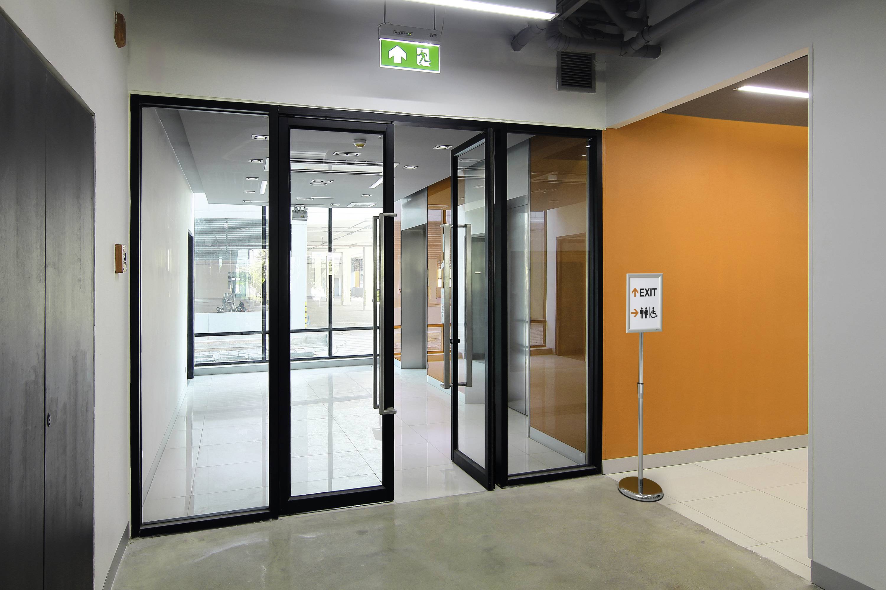 Durable 479823 Info-Bodenständer mit Aluminium Klapprahmen 1 x DIN A4 250mm x 1205mm x 250mm 1St.