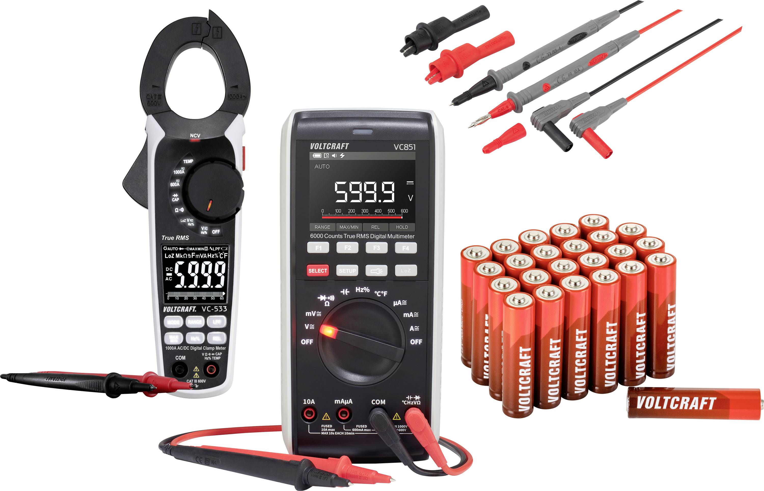 Bildcollage mit Multimeter, Stromzange, Messleitungen und Batterien als Elektronikmessgeräte-Set.