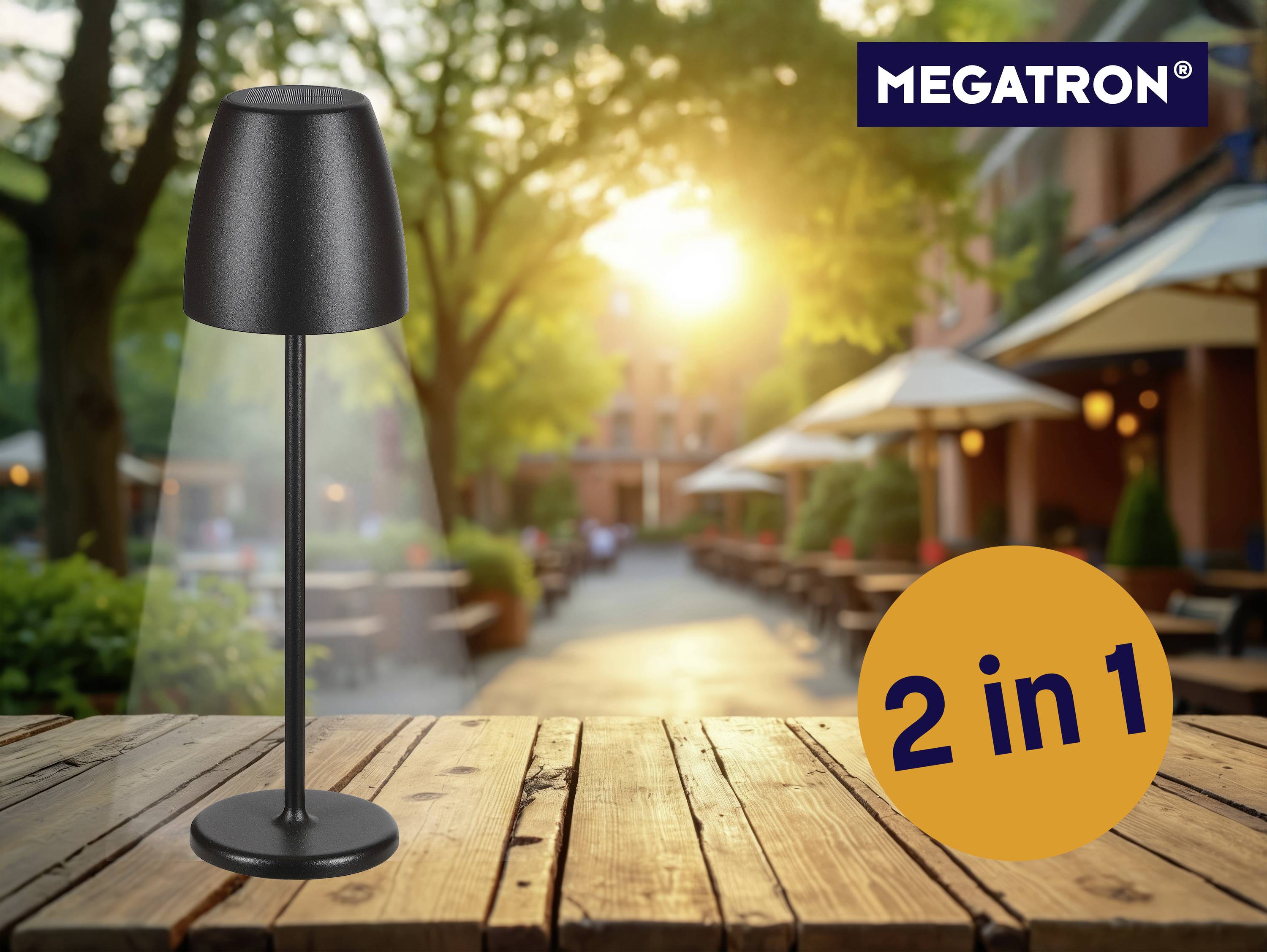 Eine stilvolle schwarze Lampe steht auf einem Holztisch im Freien bei Sonnenuntergang. Im Hintergrund sind Tische und Sonnenschirme zu sehen.