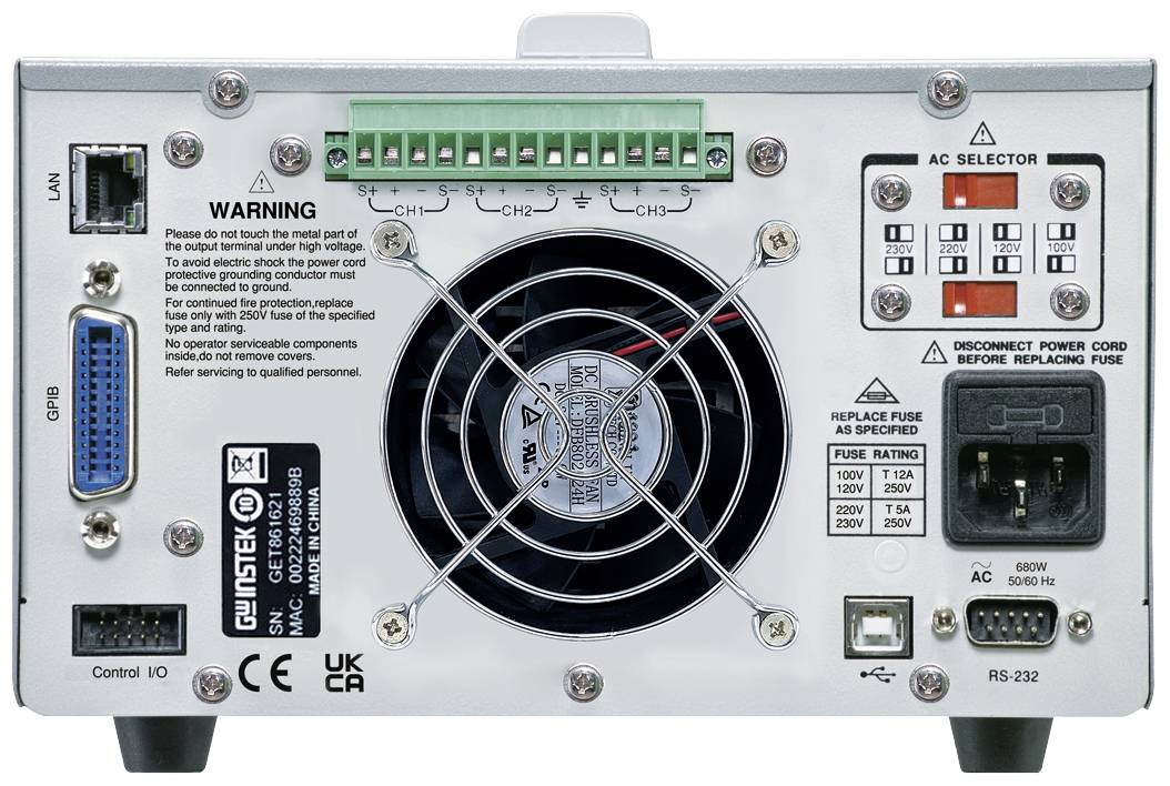 Rückseite eines elektronischen Geräts mit Lüfter, verschiedenen Anschlüssen, Warnhinweisen und Sicherungsdetails.