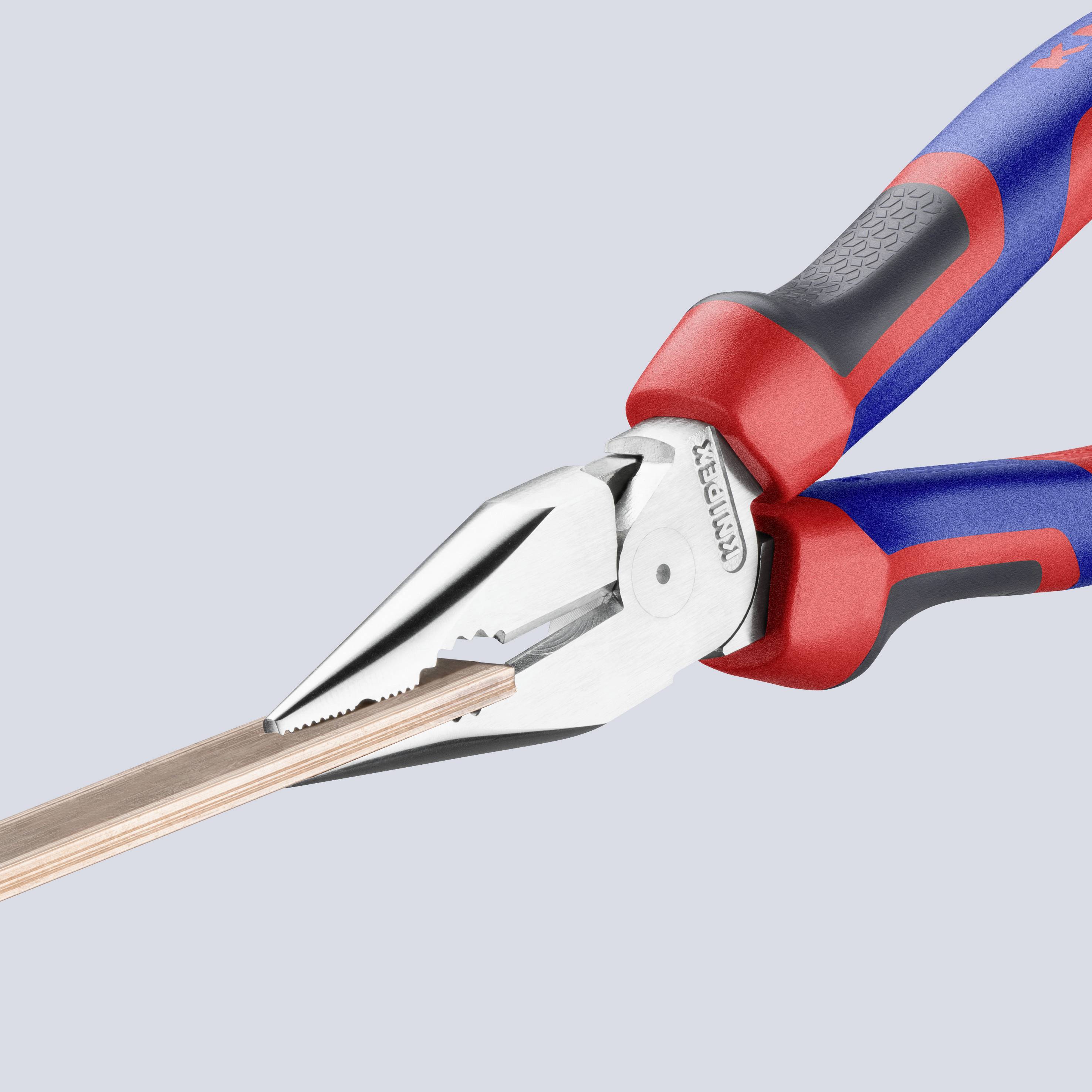 Zange mit blau-rotem Griff hält einen Kupferdraht. Geeignet für Elektroinstallationen oder Heimwerkerprojekte.