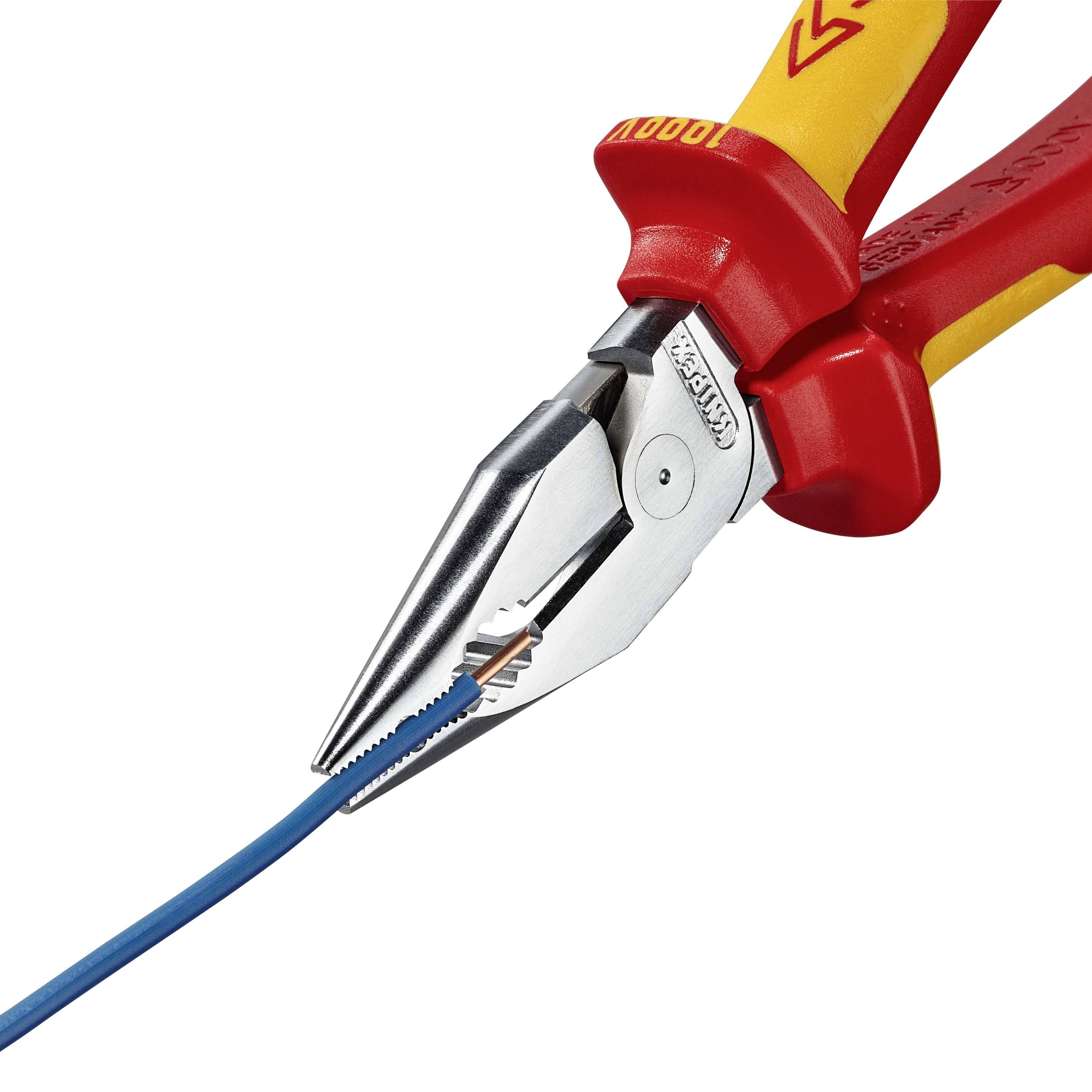 Eine rote Zange hält ein blaues Kabel. Die Zange hat gelbe Griffe und ist wahrscheinlich isoliert, für Elektrowerkzeuge geeignet.