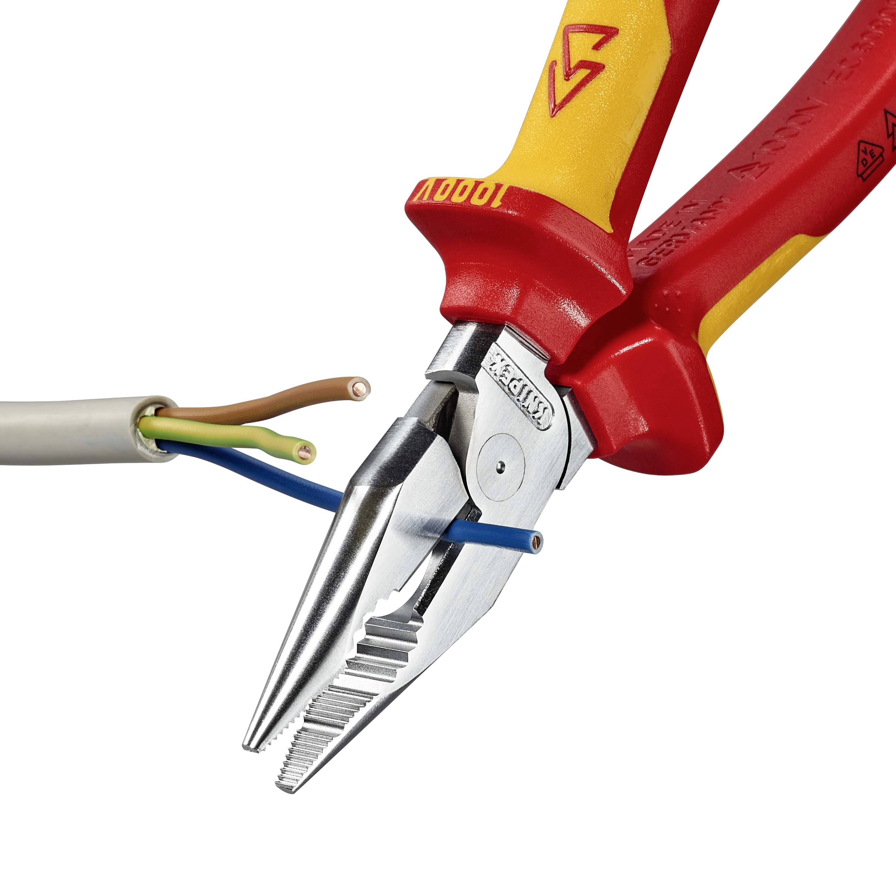 Eine rote und gelbe Isolationzange schneidet Kabelstränge, zeigt sichere Handhabung von elektrischen Drähten.