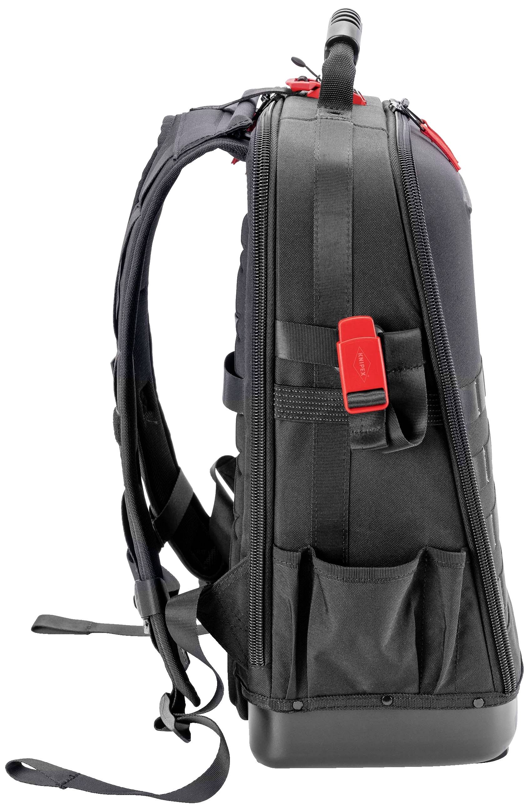 Schwarzer Rucksack mit mehreren Fächern und rotem Schnallenverschluss, seitlich abgebildet.