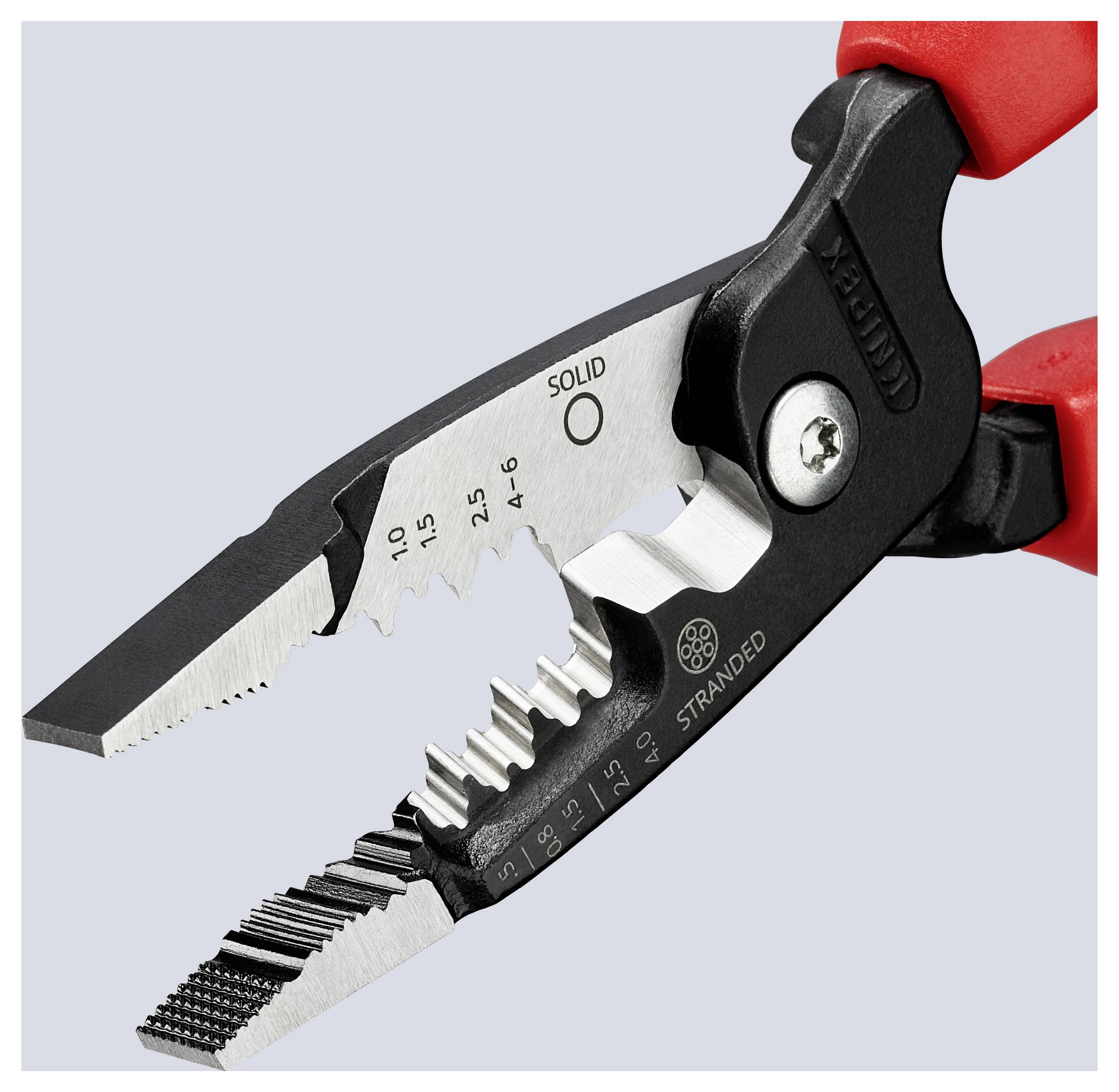 Eine Nahaufnahme eines Abisoliergeräts, das ein Kabel hält, wobei die Schneid- und Abisolierbereiche für verschiedene Drahtquerschnitte gekennzeichnet sind.