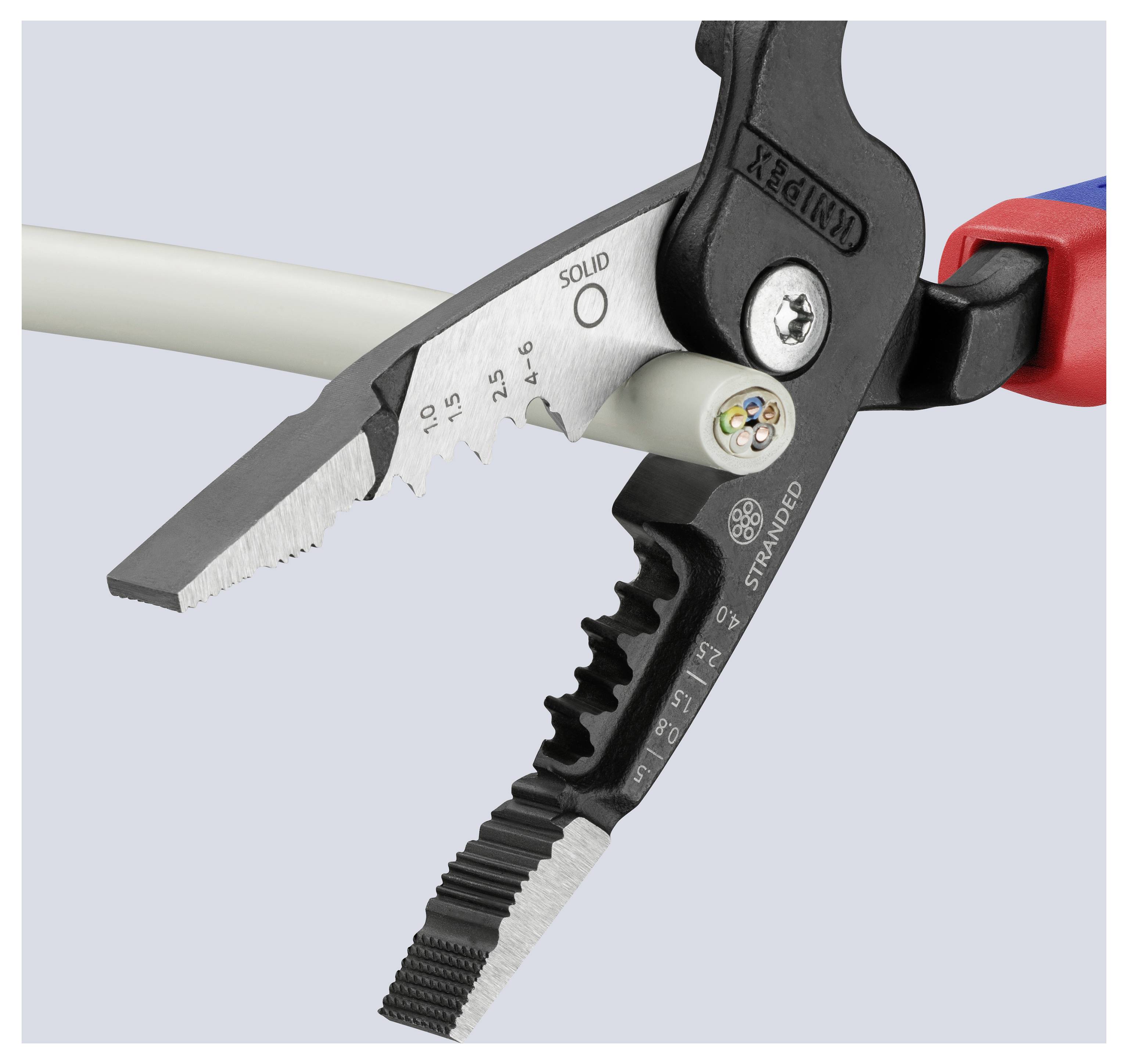 Zange greift ein Metallrohr und zeigt Messskalen auf dem Werkzeug. Die Werkzeuggriffe sind rot und blau.