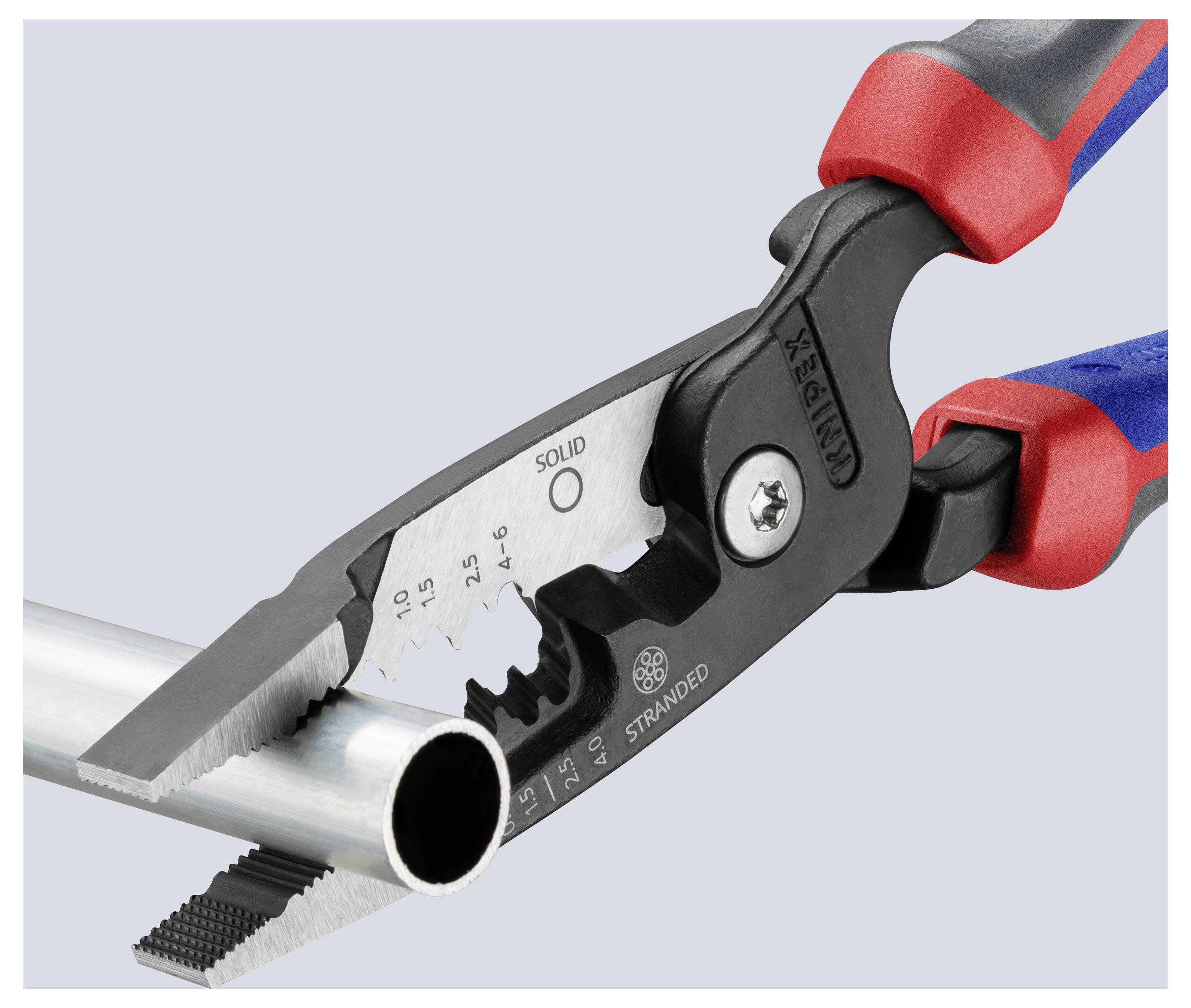 Ein Nahaufnahmebild eines metallischen, rechteckigen Kanals mit dunklem Inneren, wahrscheinlich eine Komponente für Bau- oder Installationszwecke.