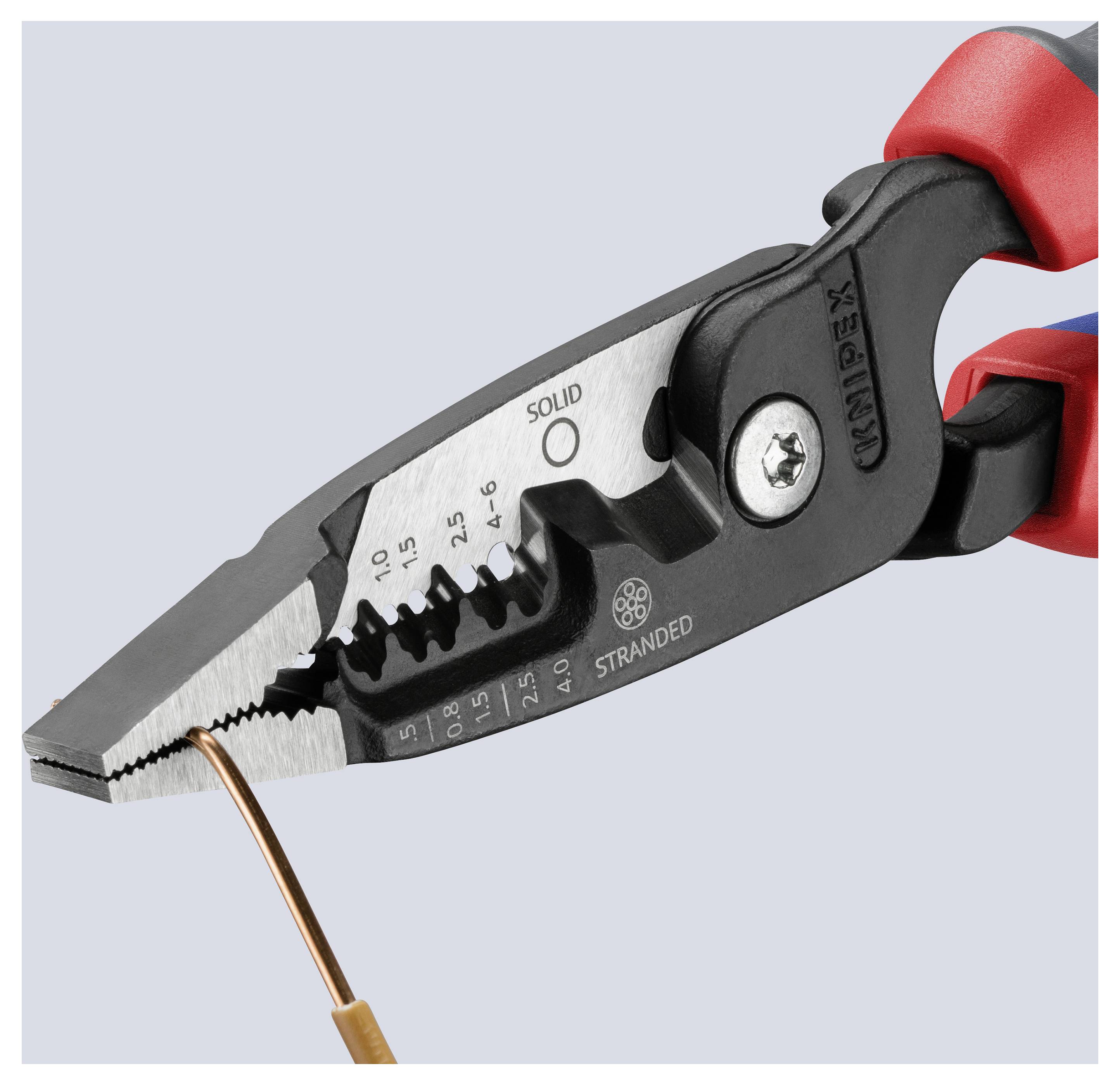 Nahaufnahme einer Zange mit roten und blauen Griffen, die ein Kabel hält, mit Messwerkzeugen und Markierungen für Volldrähte und verdrillte Drähte.