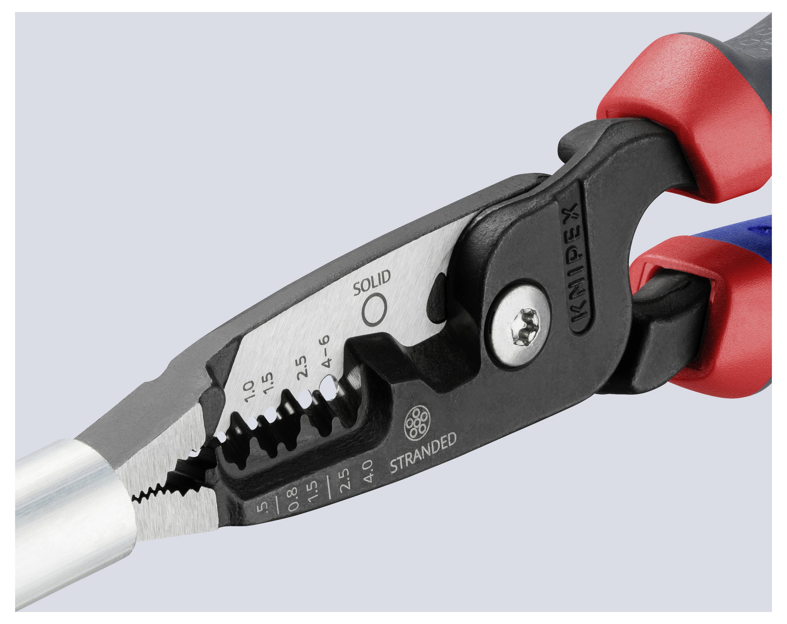 Ein moderner, eleganter silberner Wasserhahn mit geschwungenem Auslauf und minimalistischem Design, vor einem schlichten weißen Hintergrund.