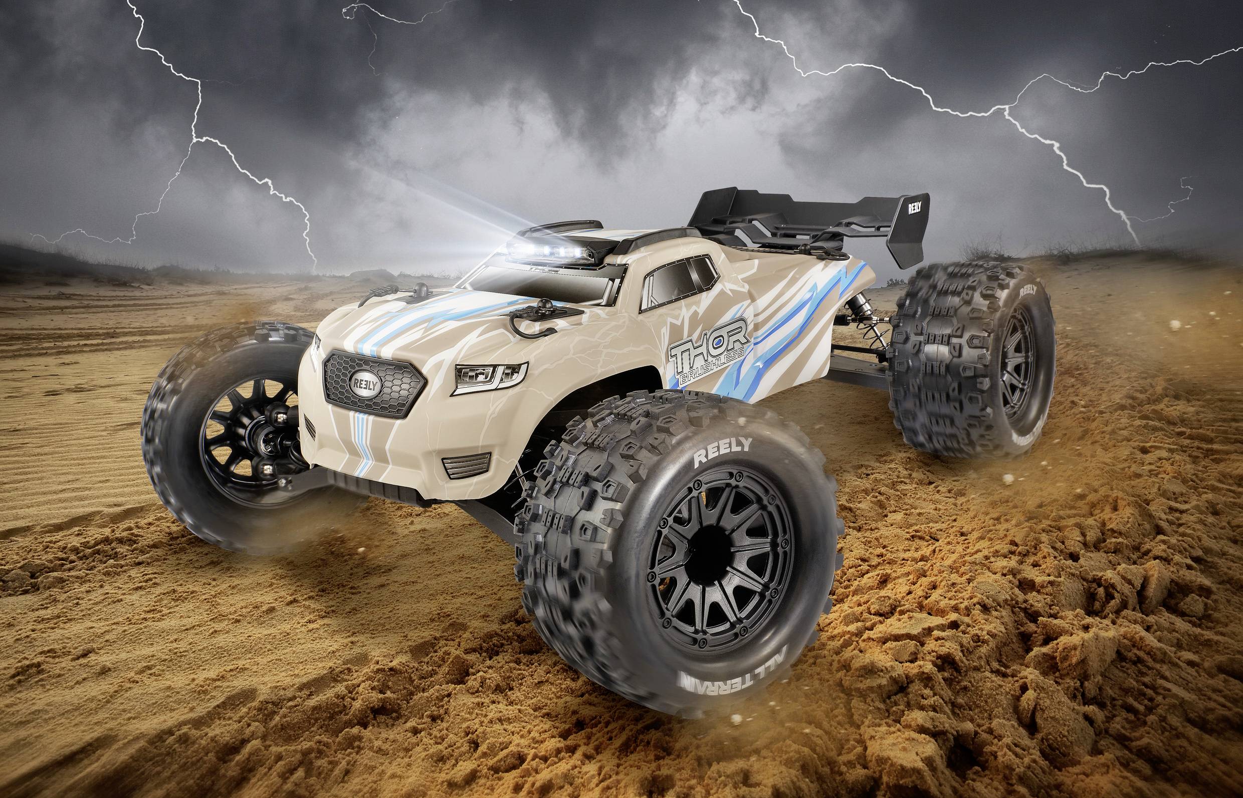 Ein ferngesteuertes Auto fährt schnell über eine sandige Fläche, während Blitze am dunklen Himmel aufleuchten.